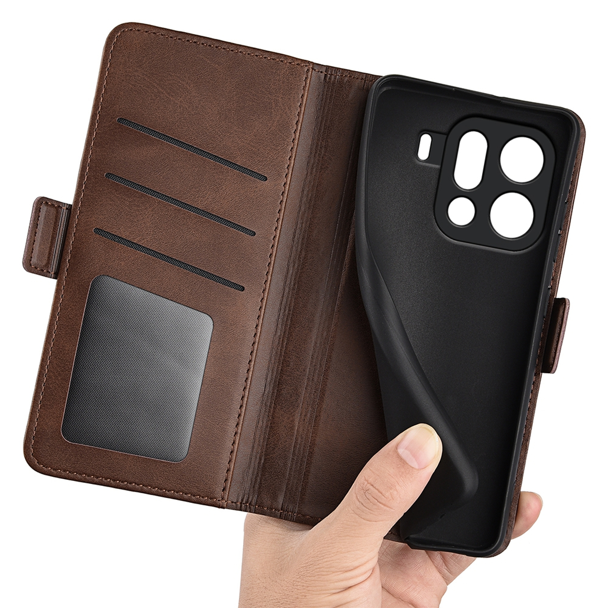 Un étui de téléphone en cuir marron est ouvert. Un support de téléphone noir se trouve à l'intérieur. Une main tient le support de téléphone noir.