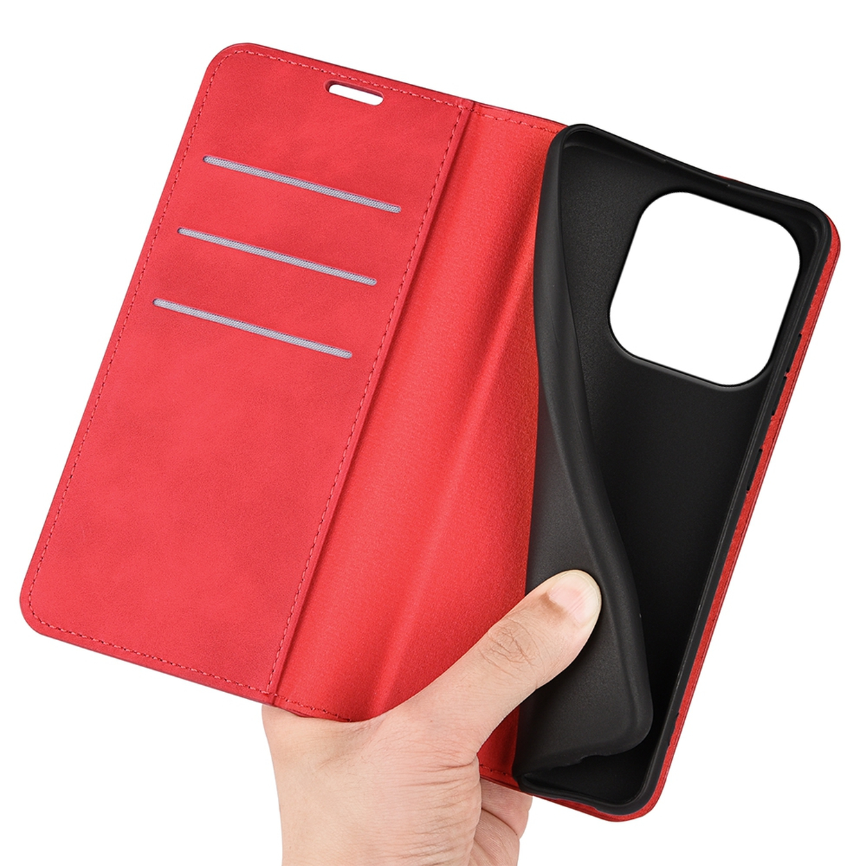 Een hand houdt een rode telefoonhoes met zwart interieur vast. De hoes is open en toont kaartsleuven. De achtergrond is wit.