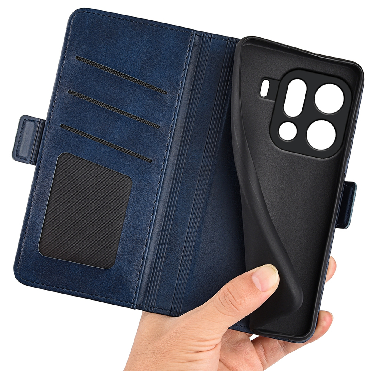 Une main tient un étui de téléphone noir. Un portefeuille en cuir bleu est ouvert. L'étui a des découpes pour l'appareil photo. Le portefeuille a des fentes pour cartes.