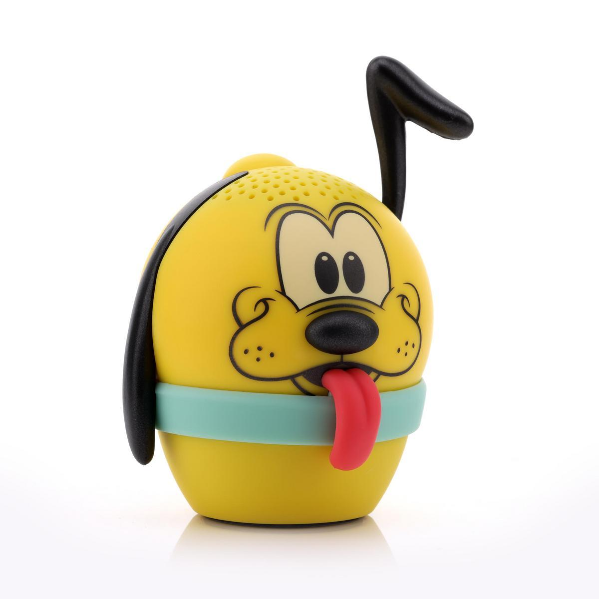Un altavoz amarillo con forma de Pluto. Tiene orejas negras, nariz negra y lengua roja. Sobre fondo blanco.