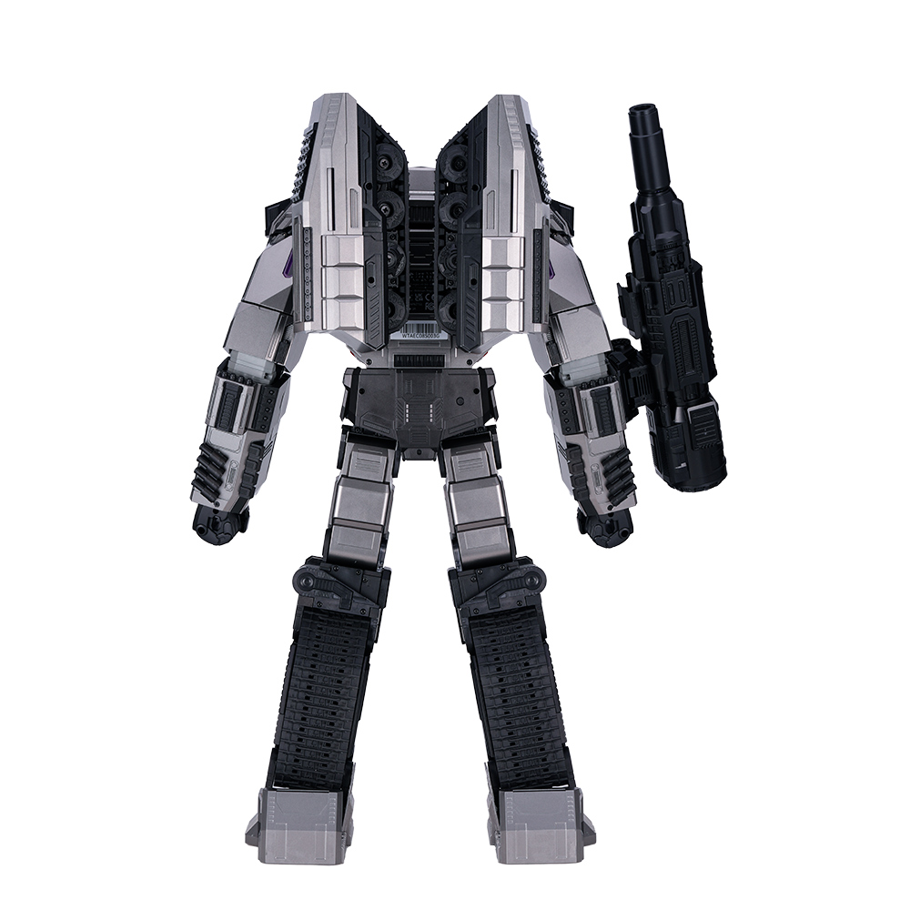 Un robot de juguete gris y negro con una pistola grande en la mano derecha. Está de pie, con las piernas separadas, mirando al espectador.
