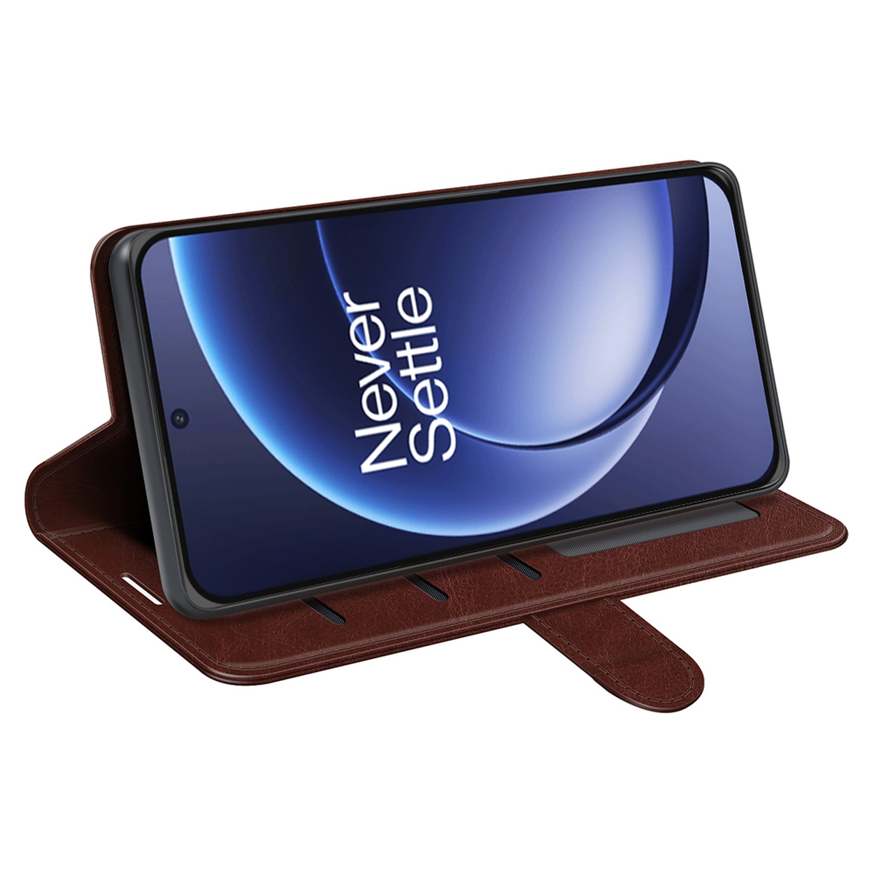 Un smartphone dans un étui en cuir marron. Le téléphone affiche 'Never Settle'. L'étui est ouvert, et un fermoir est visible.