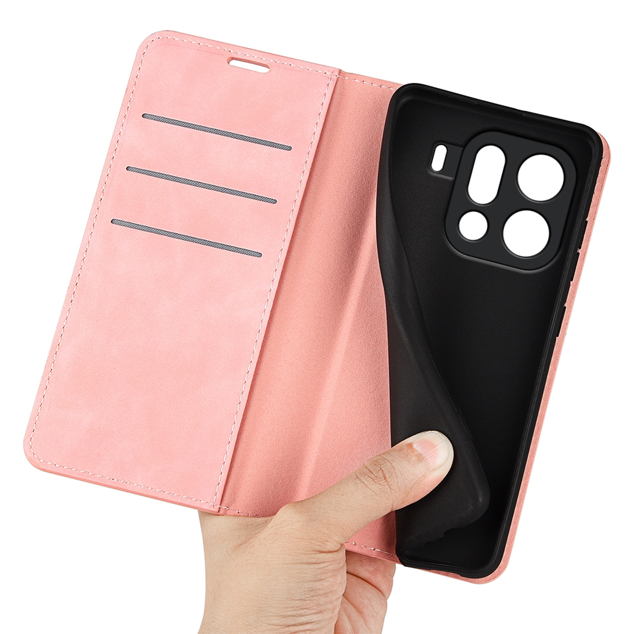 Een hand houdt een roze telefoonhoesje vast. De hoes is open en onthult een zwarte telefoonhouder. De hoes heeft kaartsleuven.