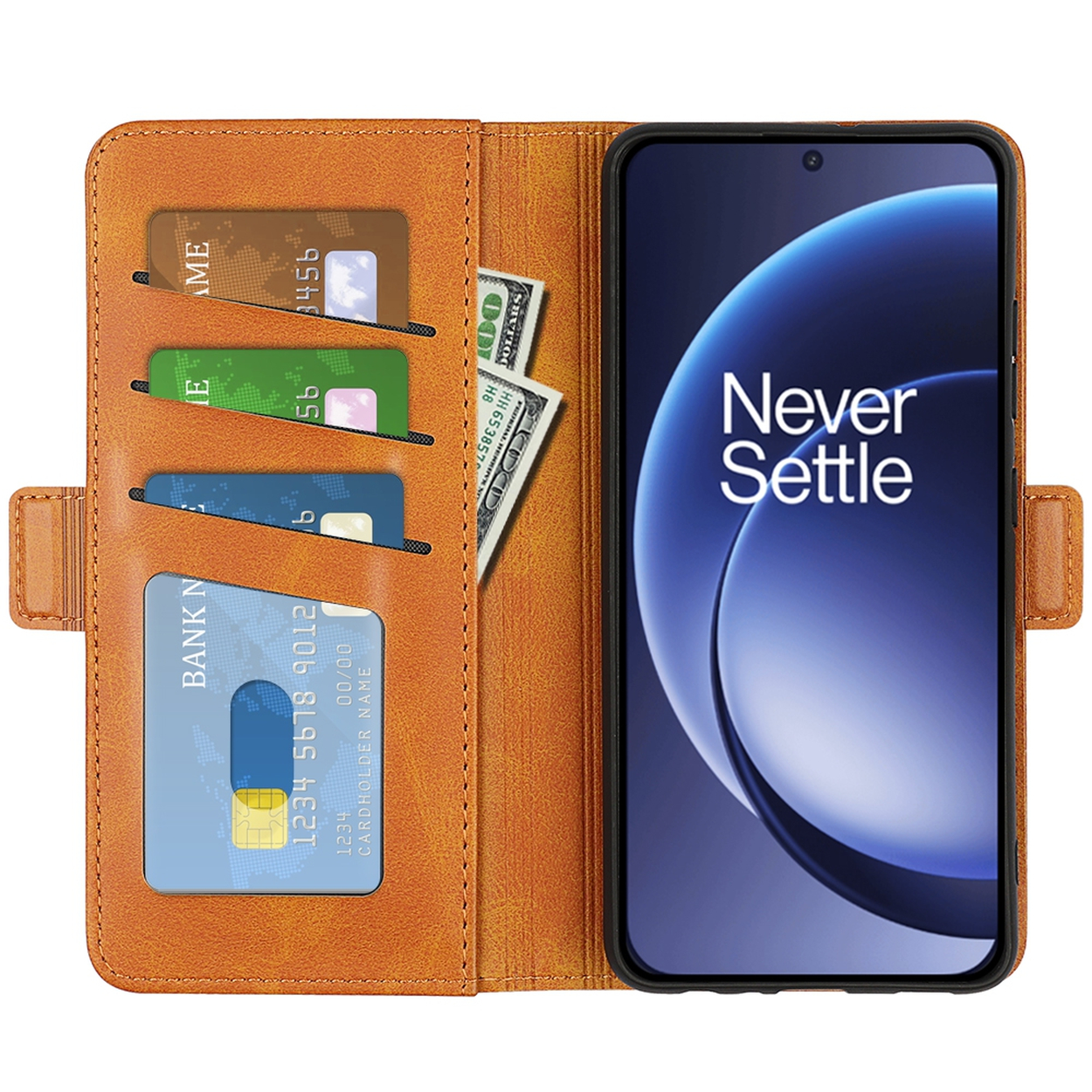 Een bruine telefoonhoes met telefoon, creditcards en geld erin. De telefoon toont 'Never Settle'.