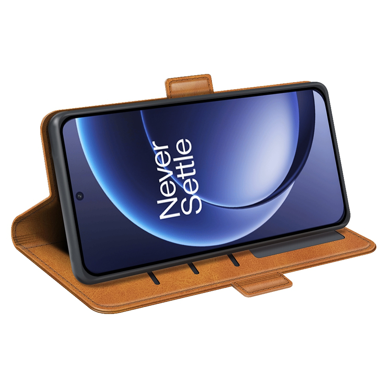Een bruine leren telefoonhoes met een telefoon die 'Never Settle' toont. De hoes is open en toont kaartsleuven.