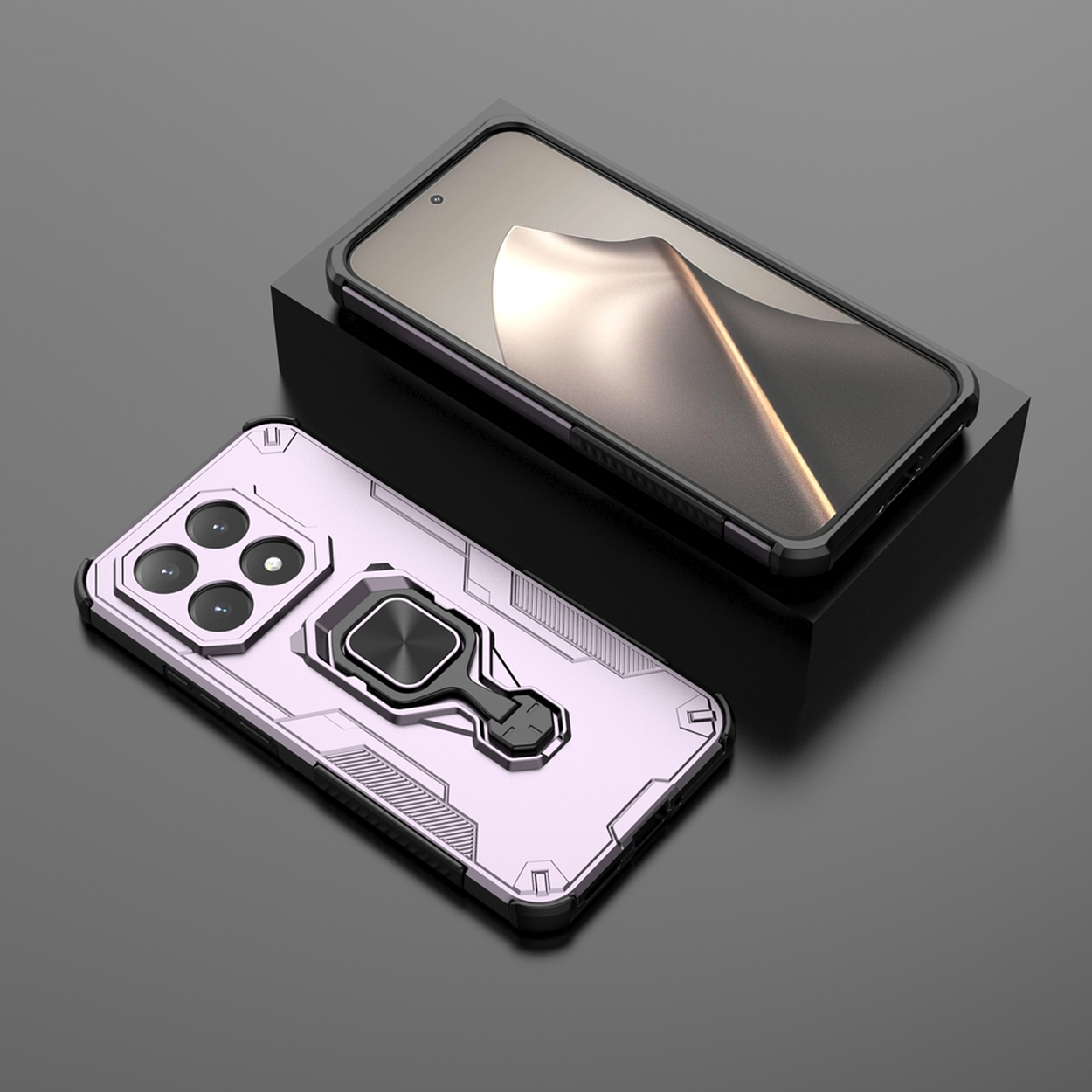Twee telefoonhoesjes. Eén met het scherm omhoog op een zwart blok. De andere is roze, heeft een camera en een ringhouder.