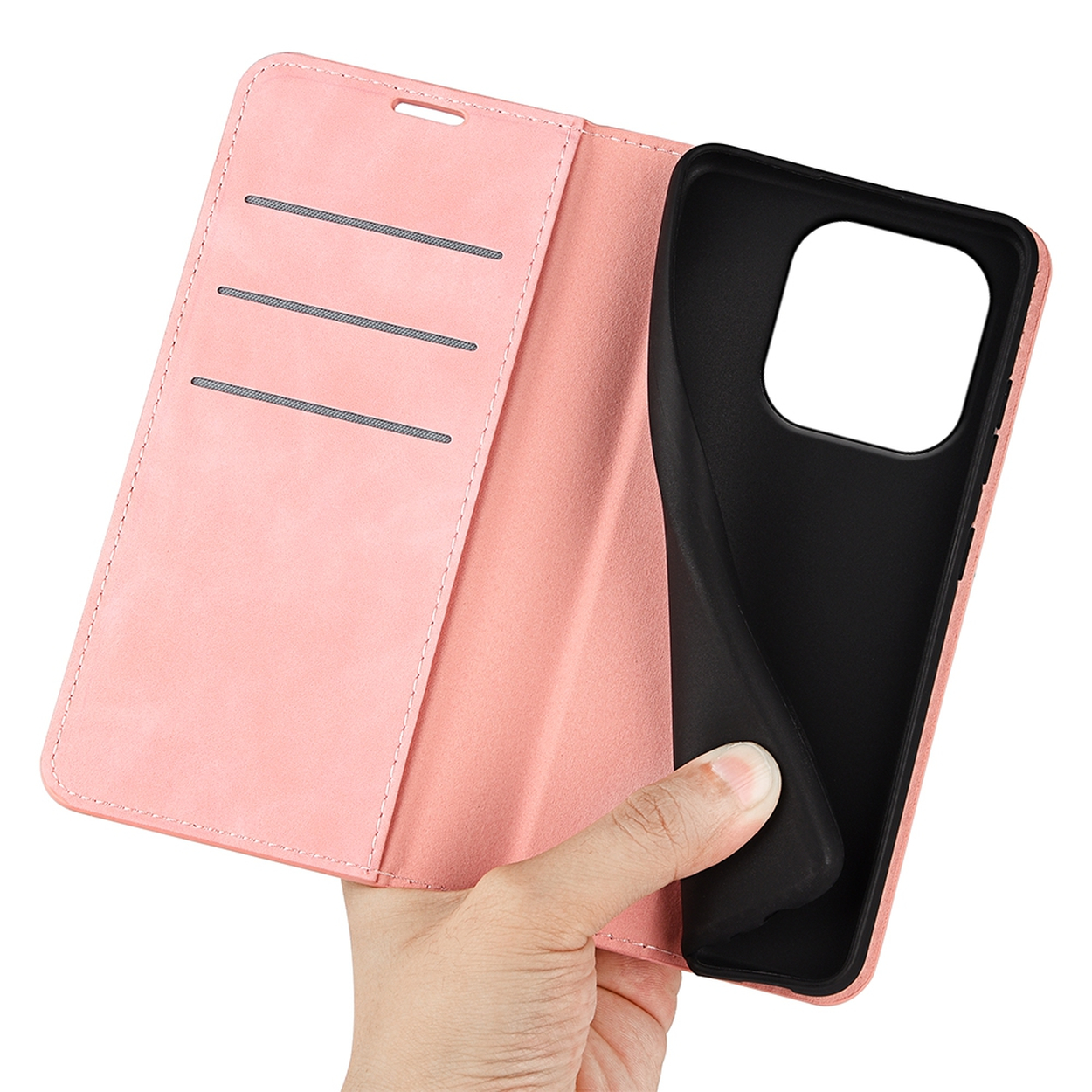 Een hand houdt een open, roze telefoonhoes vast. De binnenkant is zwart. Er zijn drie kaartsleuven zichtbaar. De hoes staat op een witte achtergrond.