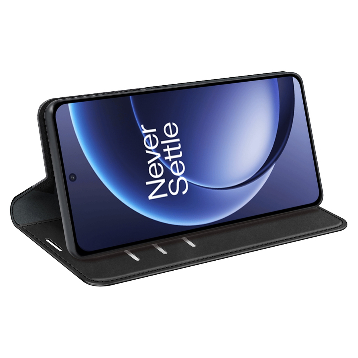Een smartphone in een zwarte hoes is open. Het scherm toont 'Never Settle' en een blauwe achtergrond. De hoes staat op een witte achtergrond.