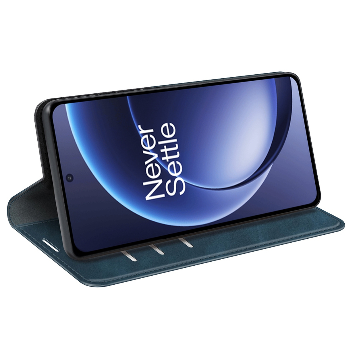 Een smartphone in een blauwe hoes toont 'Never Settle'. De hoes is open en toont het scherm. Witte achtergrond.