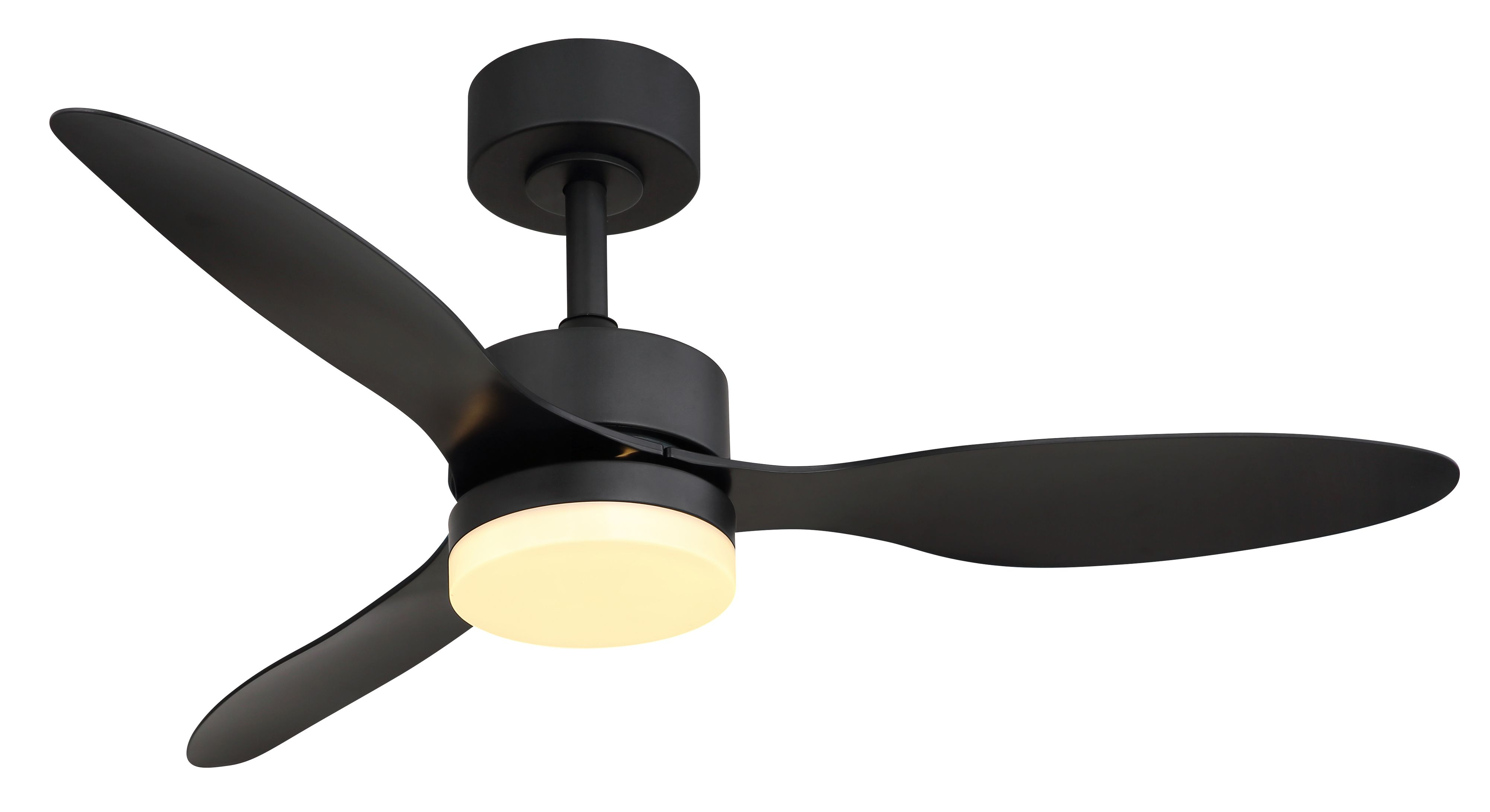 Ein schwarzer Deckenventilator mit drei Flügeln und einem Licht. Der Ventilator befindet sich vor weißem Hintergrund.