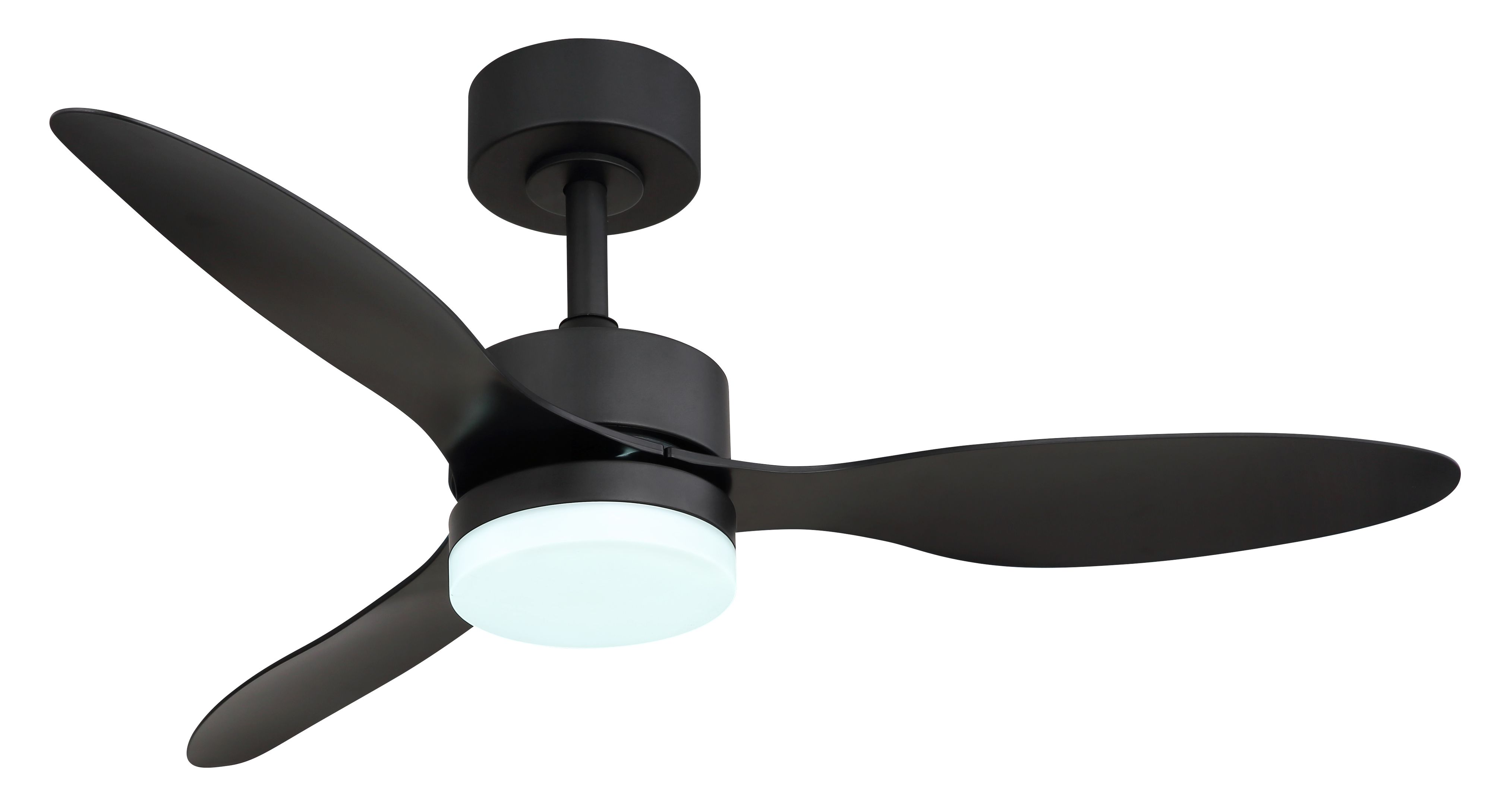 Ein schwarzer Deckenventilator mit drei Flügeln und einem Licht. Der Ventilator befindet sich vor weißem Hintergrund.