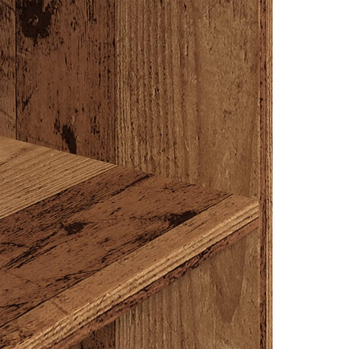 Nahaufnahme eines Holzregals. Das Regal besteht aus Holz mit sichtbarer Maserung. Der Hintergrund ist eine Holzwand.