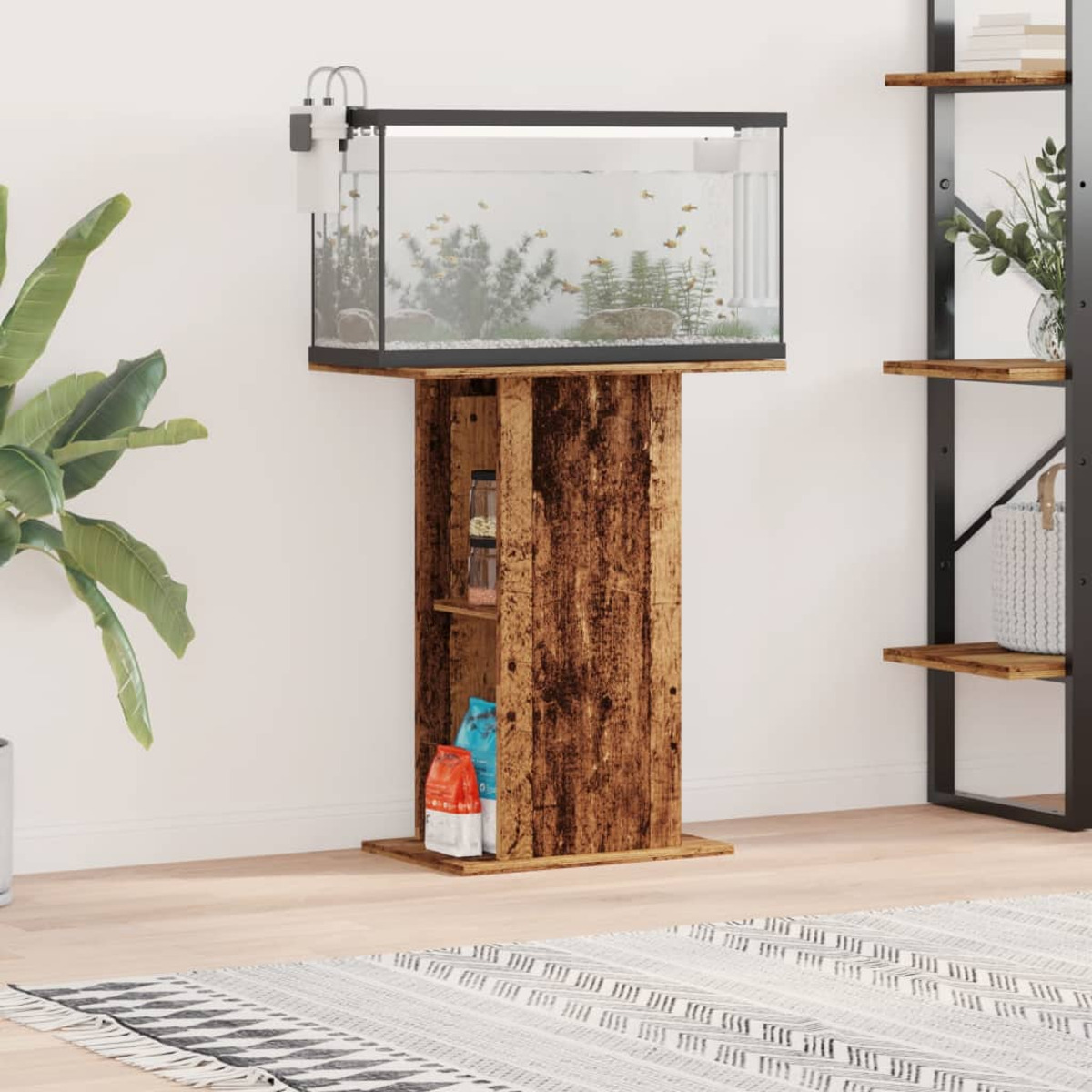 Ein Aquarium auf einem Holzständer. Fische schwimmen darin. Auf beiden Seiten befinden sich eine Pflanze und Regale.