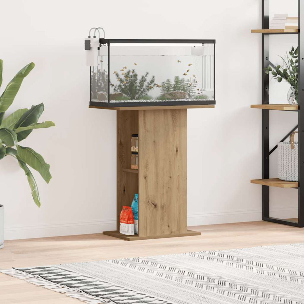 Aquarium auf Holzständer. Fische schwimmen im Tank. Ein Regal hält Vorräte. Ein gemusterter Teppich und eine Pflanze sind im Raum.