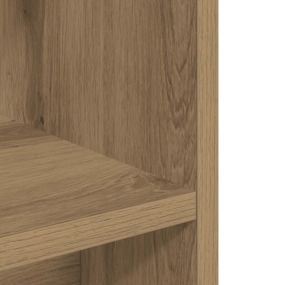 Nahaufnahme eines Holzregals und einer Schrankseite. Das Holz hat eine hellbraune Farbe mit sichtbarer Holzmaserung. Weißer Hintergrund.