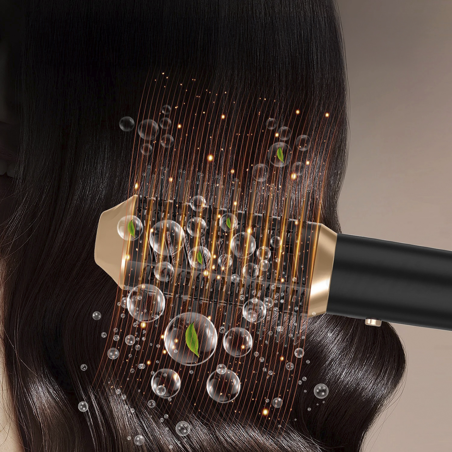Haare werden mit einem schwarzen und goldenen Haarglätter gestylt. Blasen und grüne Blätter sind um das Haar herum zu sehen.