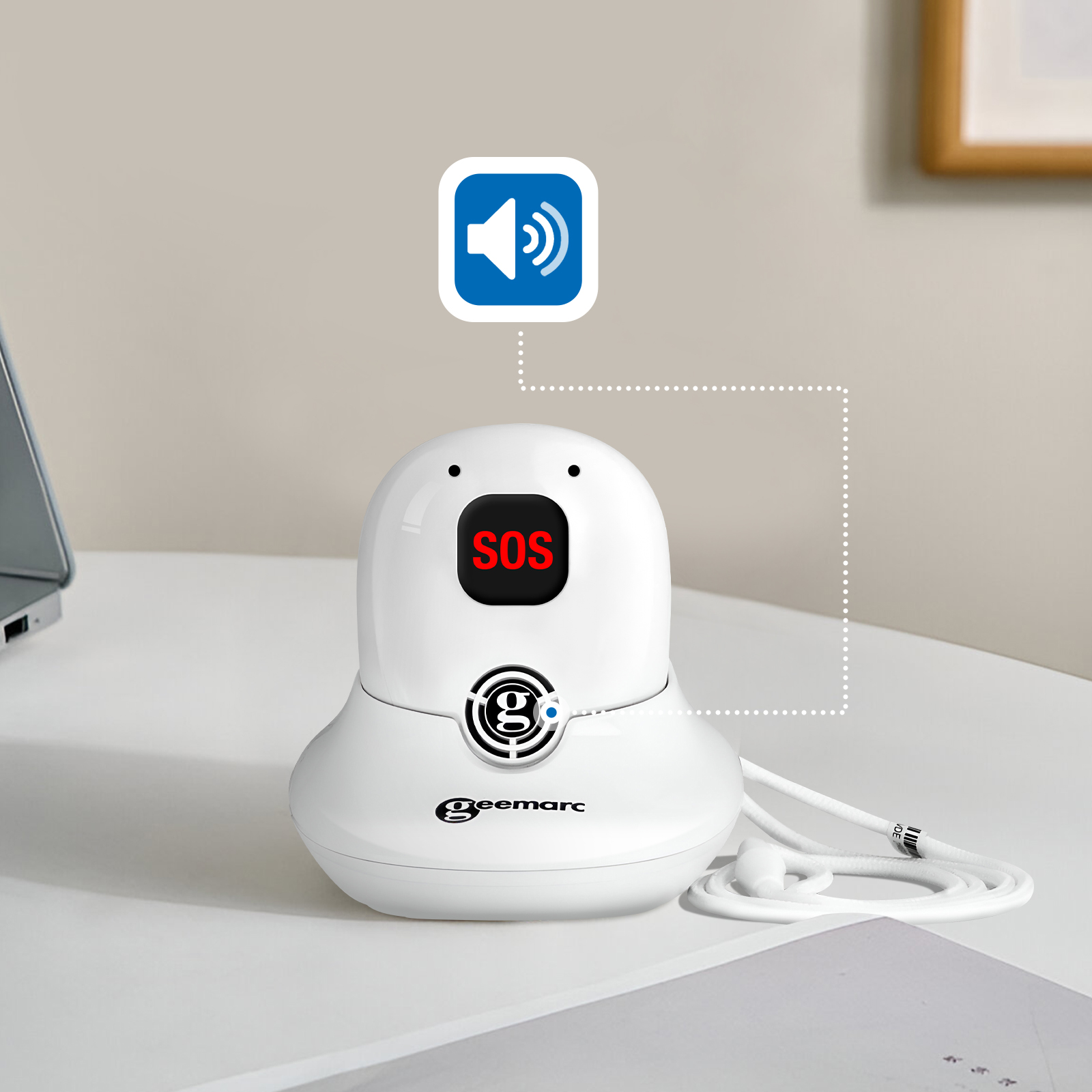 Dispositivo di emergenza bianco con display SOS e icona altoparlante sopra. Visibili anche cuffie e laptop.