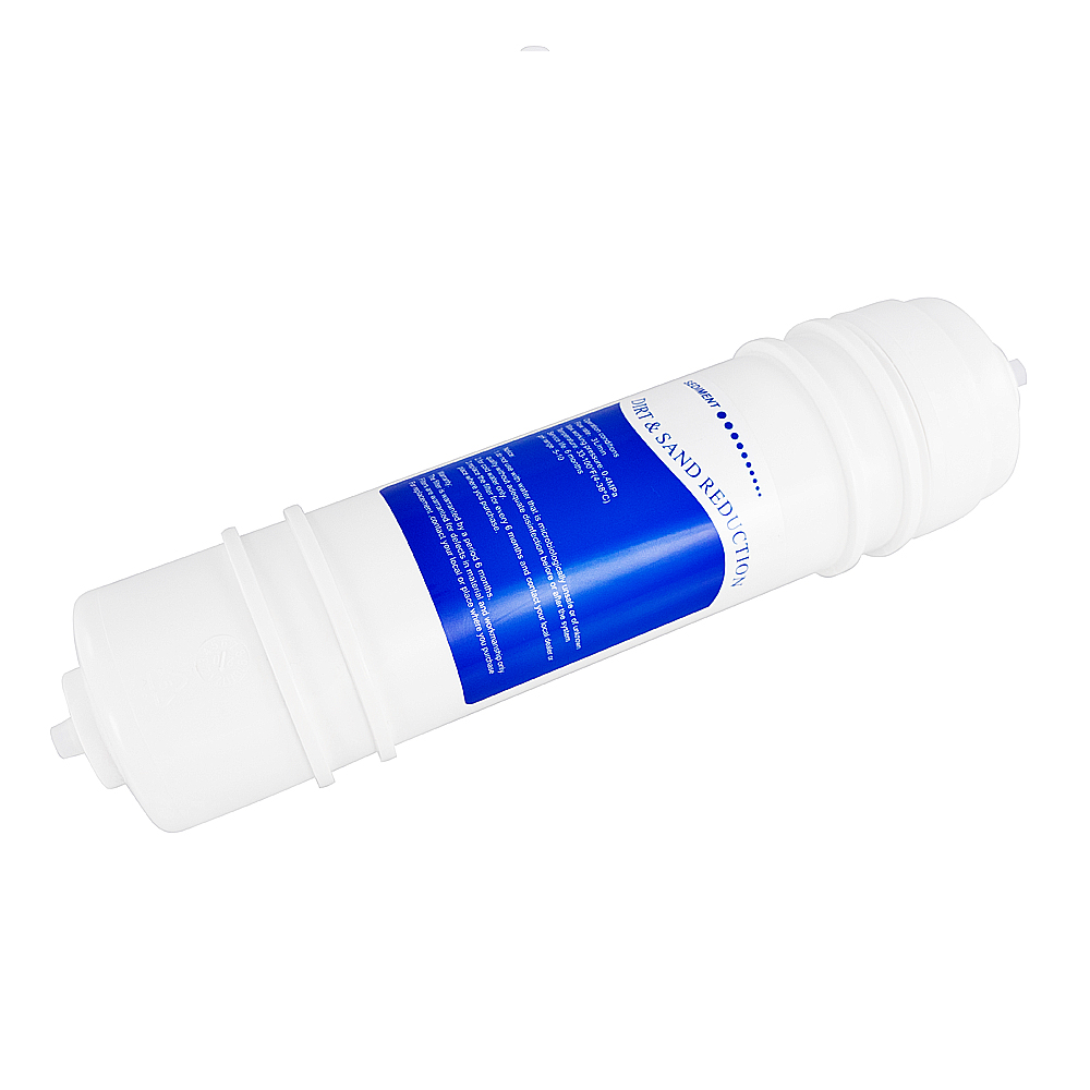 Eine weiße Wasserfilterkartusche mit blauem Etikett. Es steht "DIRT & SAND REDUCTION". Der Filter ist zylindrisch und hat zwei weiße Kappen.