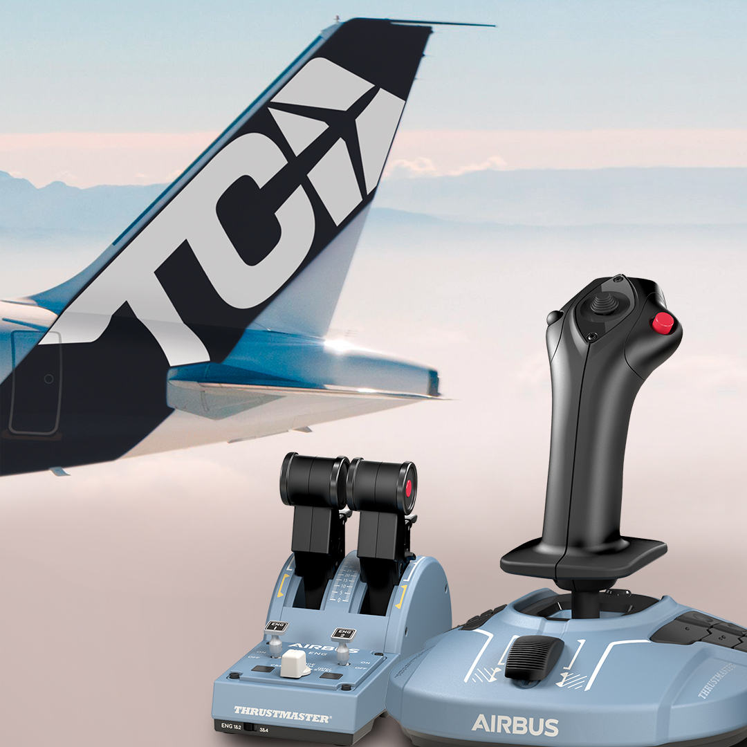 Une queue d'avion avec le logo 'TCX' et des commandes de simulateur de vol, joystick et quadrant des gaz Airbus, devant.