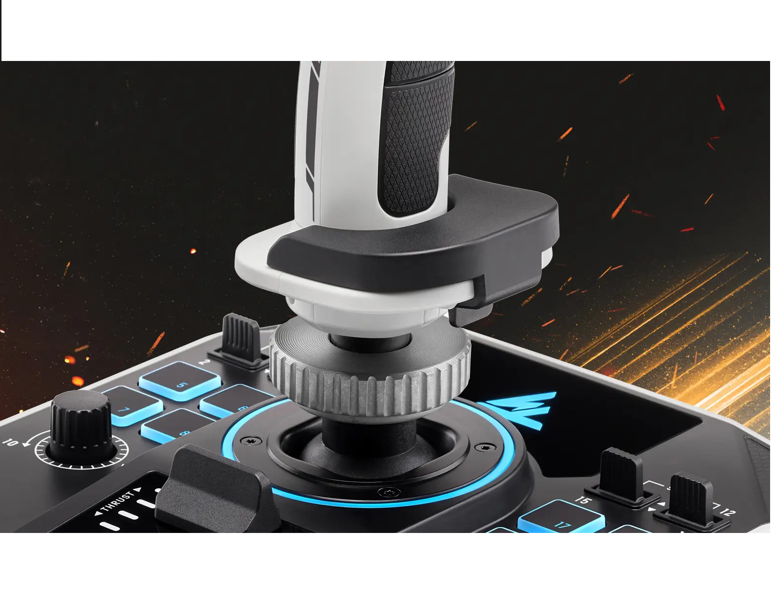 Nahaufnahme eines schwarz-weißen Joysticks. Er hat Knöpfe und Drehregler, mit dunklem Hintergrund und orangefarbenen Funken.