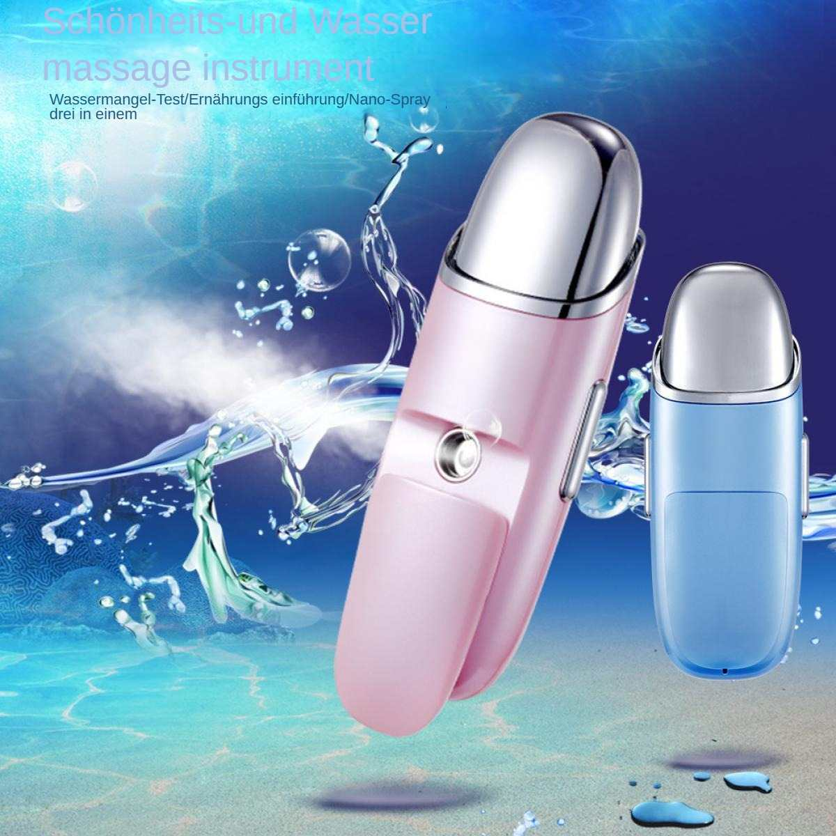 Ein rosa und ein blaues Schönheitsmassagegerät mit silbernen Oberteilen. Wasserspritzeffekt im Hintergrund, blauer Farbverlauf.