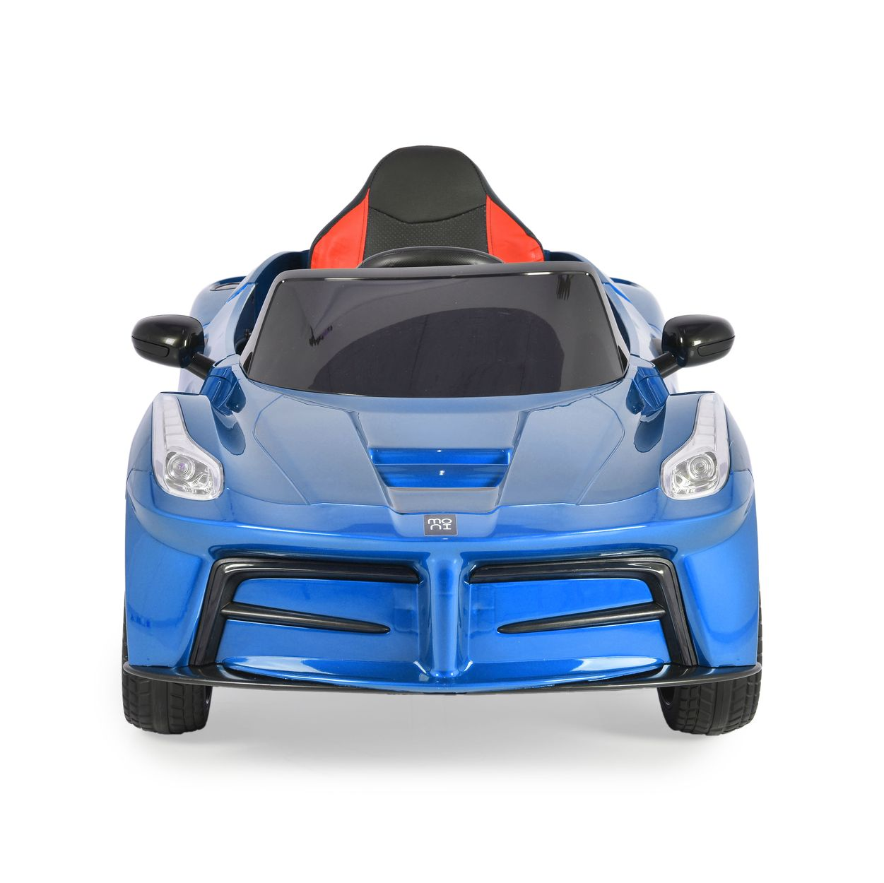 Ein blaues Spielzeugauto mit schwarzen Akzenten. Es hat eine schwarze Windschutzscheibe, einen schwarz-roten Sitz und schwarze Räder auf weißem Hintergrund.