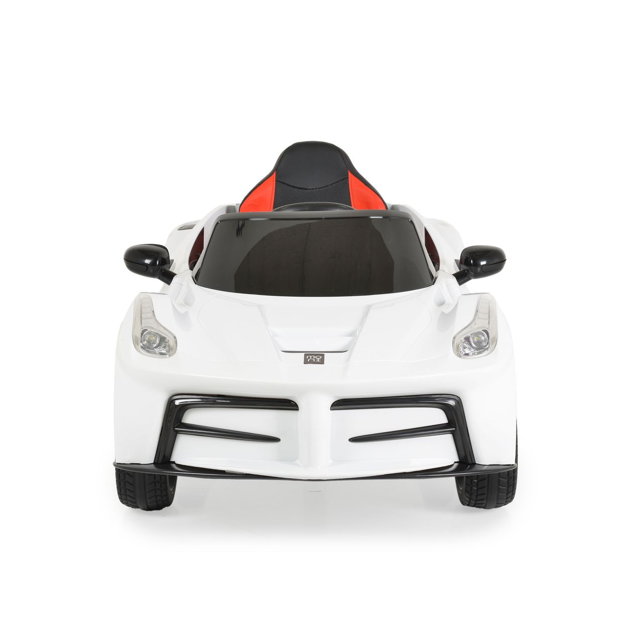 Ein weißes Spielzeugauto mit schwarzen Akzenten und einem rot-schwarzen Sitz. Das Auto steht vor weißem Hintergrund, von vorne gesehen.