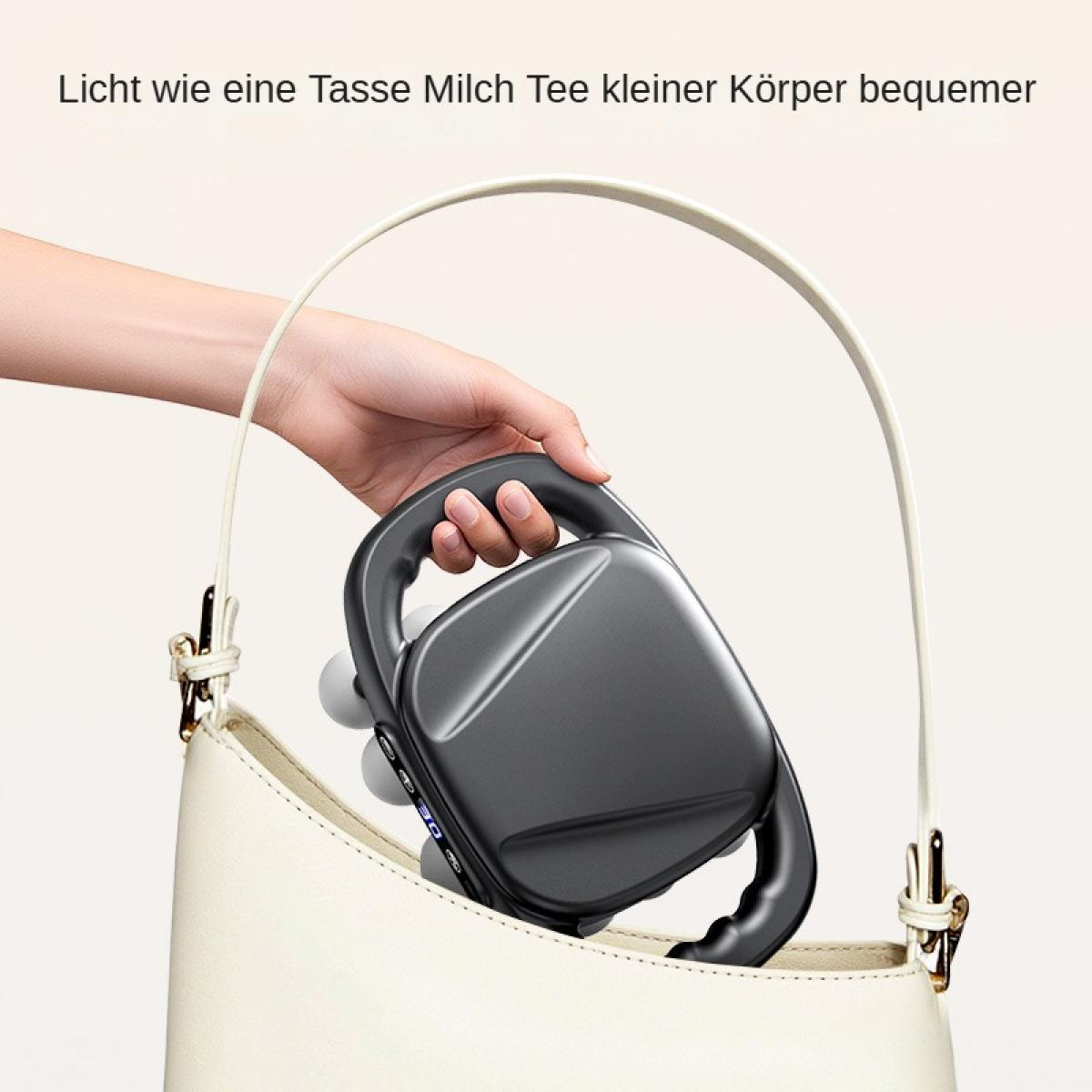 Eine Hand hält ein graues Massagegerät mit Griff und legt es in eine weiße Handtasche. Der Hintergrund ist hellbeige.