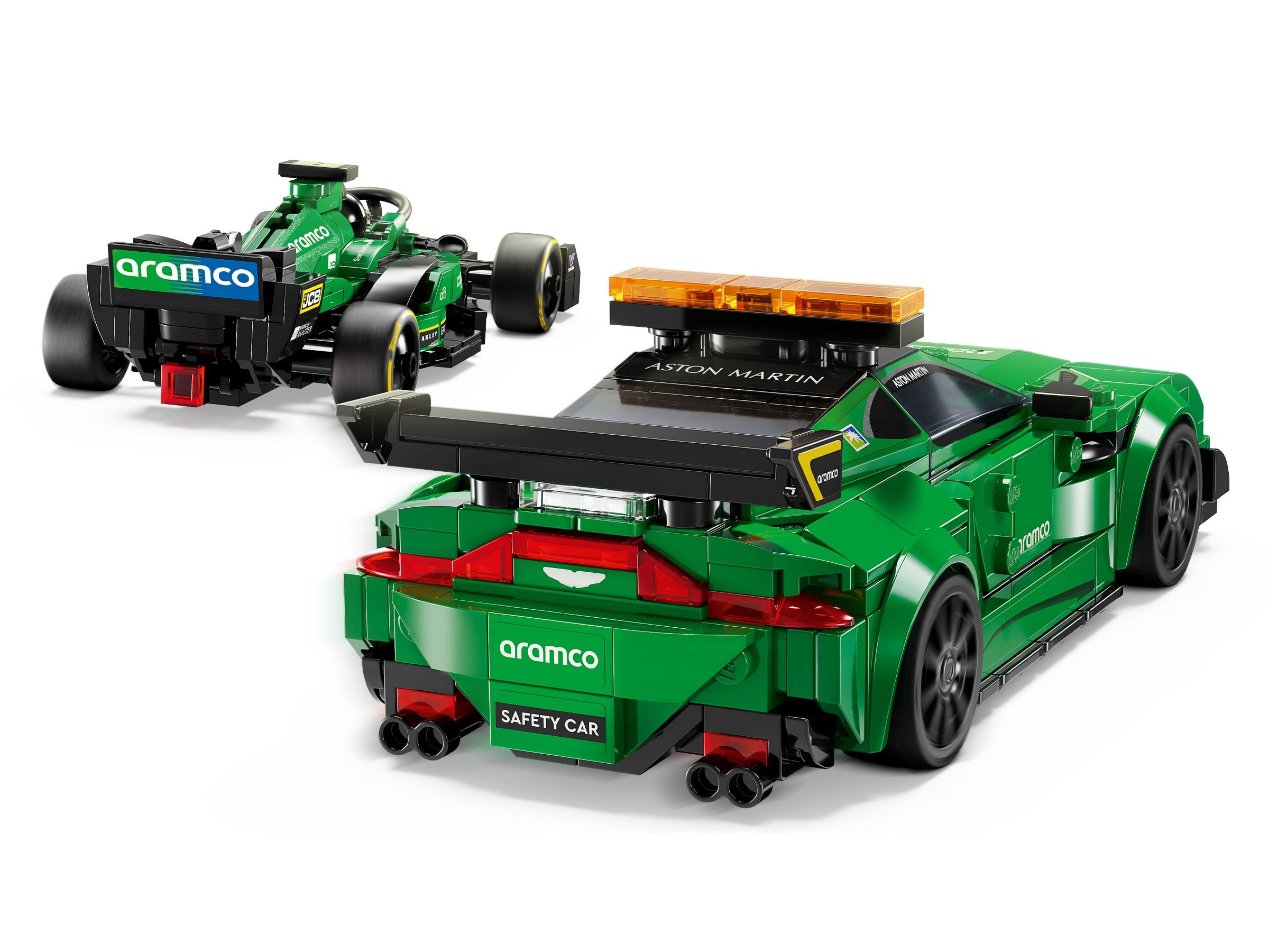 Auto da corsa e safety car Lego verdi. Entrambe hanno il marchio Aramco. La safety car ha luci ambra. Sfondo bianco.