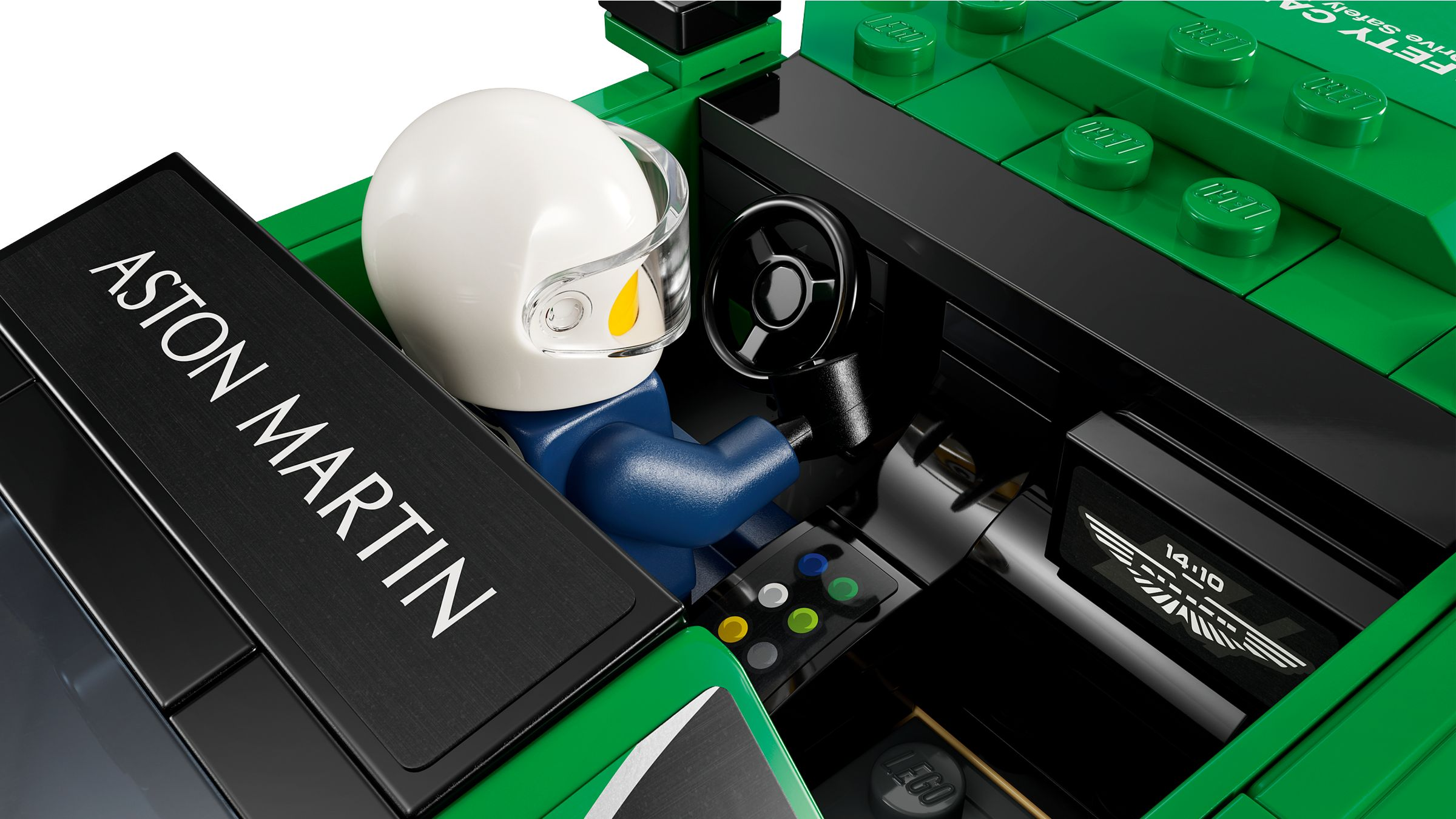 Interno di un'auto Lego Aston Martin. Una minifigure con casco bianco è al volante. Il cruscotto è visibile.