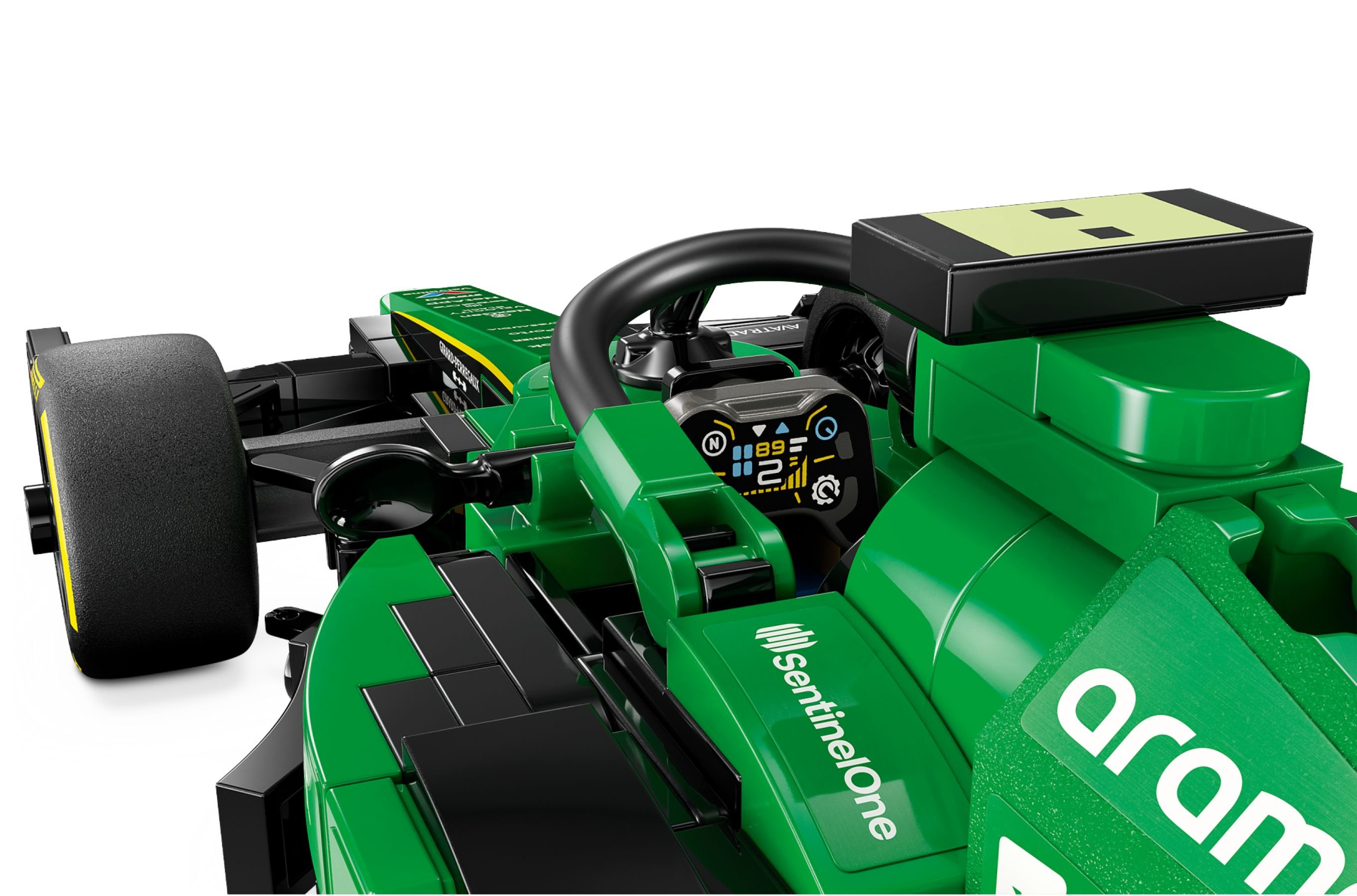 Un'auto da corsa verde giocattolo con pneumatici neri, volante e dettagli. L'auto ha loghi e un display digitale.