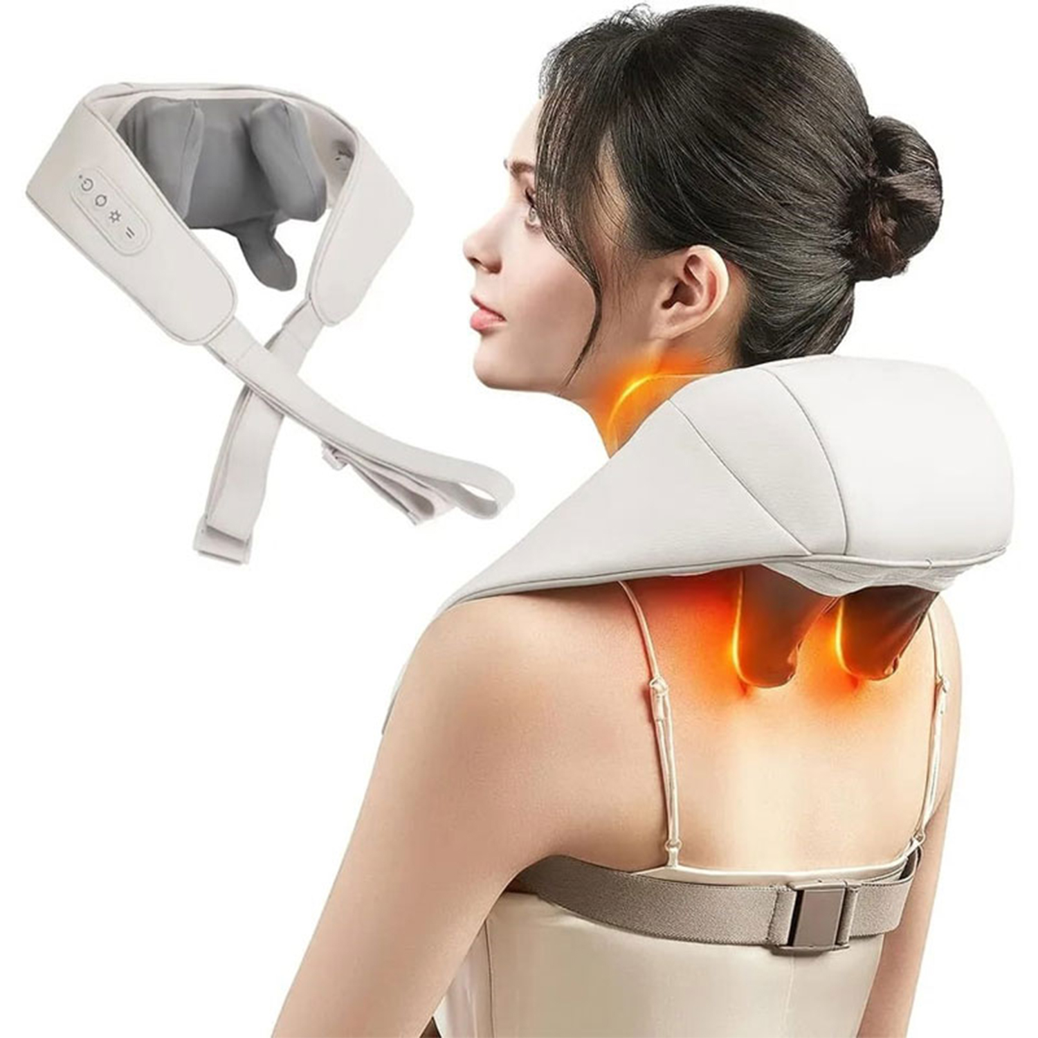 Una mujer usa un masajeador de cuello blanco. El masajeador está en su cuello y hombros. Tiene el pelo recogido y lleva una parte de arriba clara.