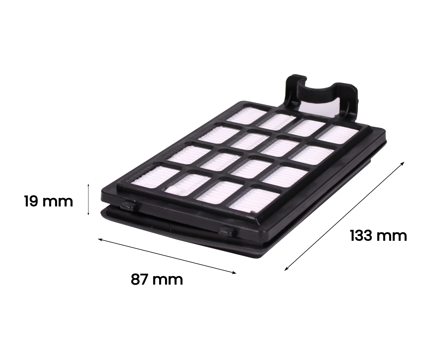 Schwarzer rechteckiger Luftfilter mit weißem Filtermaterial. Abmessungen: 133 mm x 87 mm x 19 mm. Pfeilindikatoren zeigen die Maße.