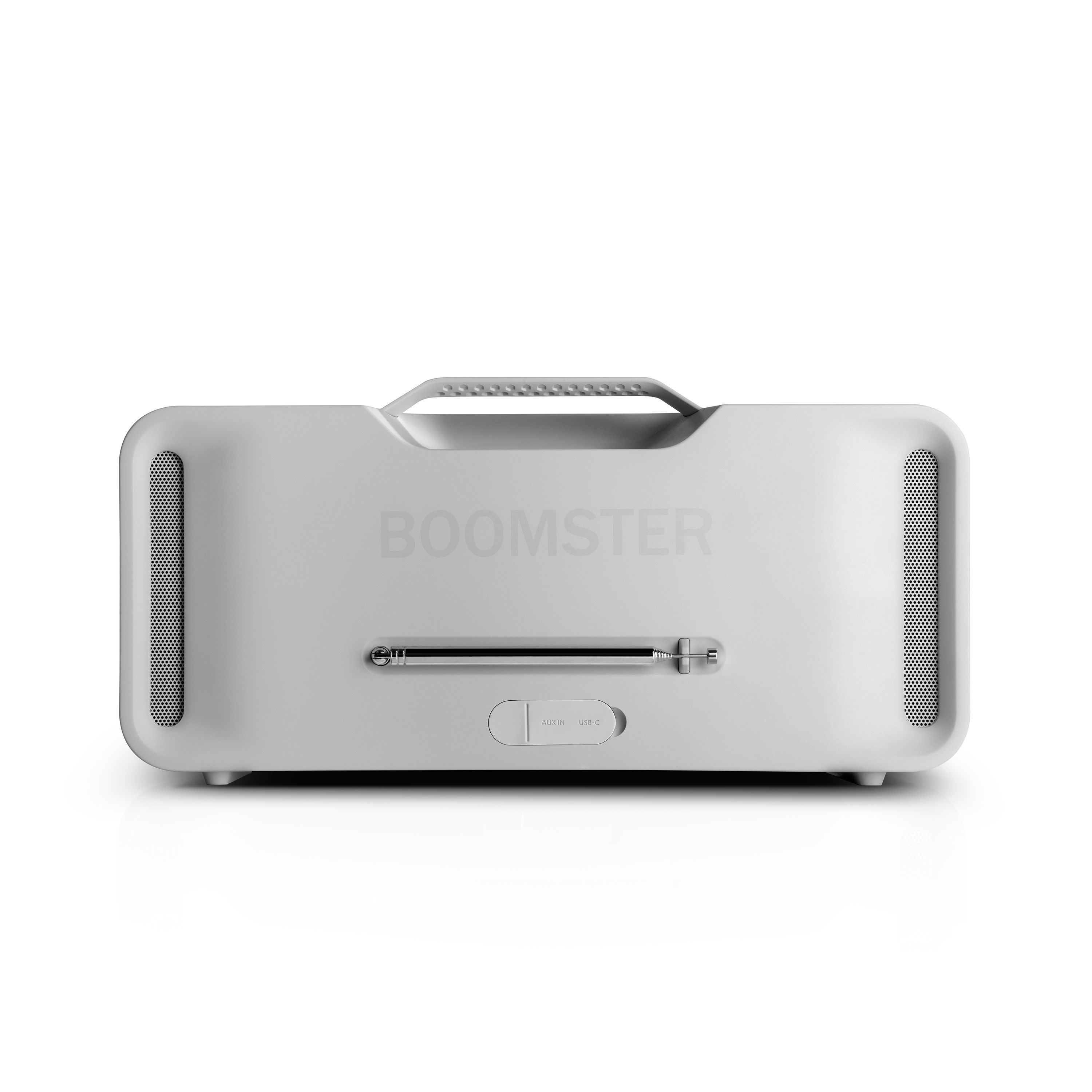 Een witte 'Boomster'-luidspreker. Het heeft een handvat. Het heeft luidsprekerroosters aan de zijkanten en een radioantenne.