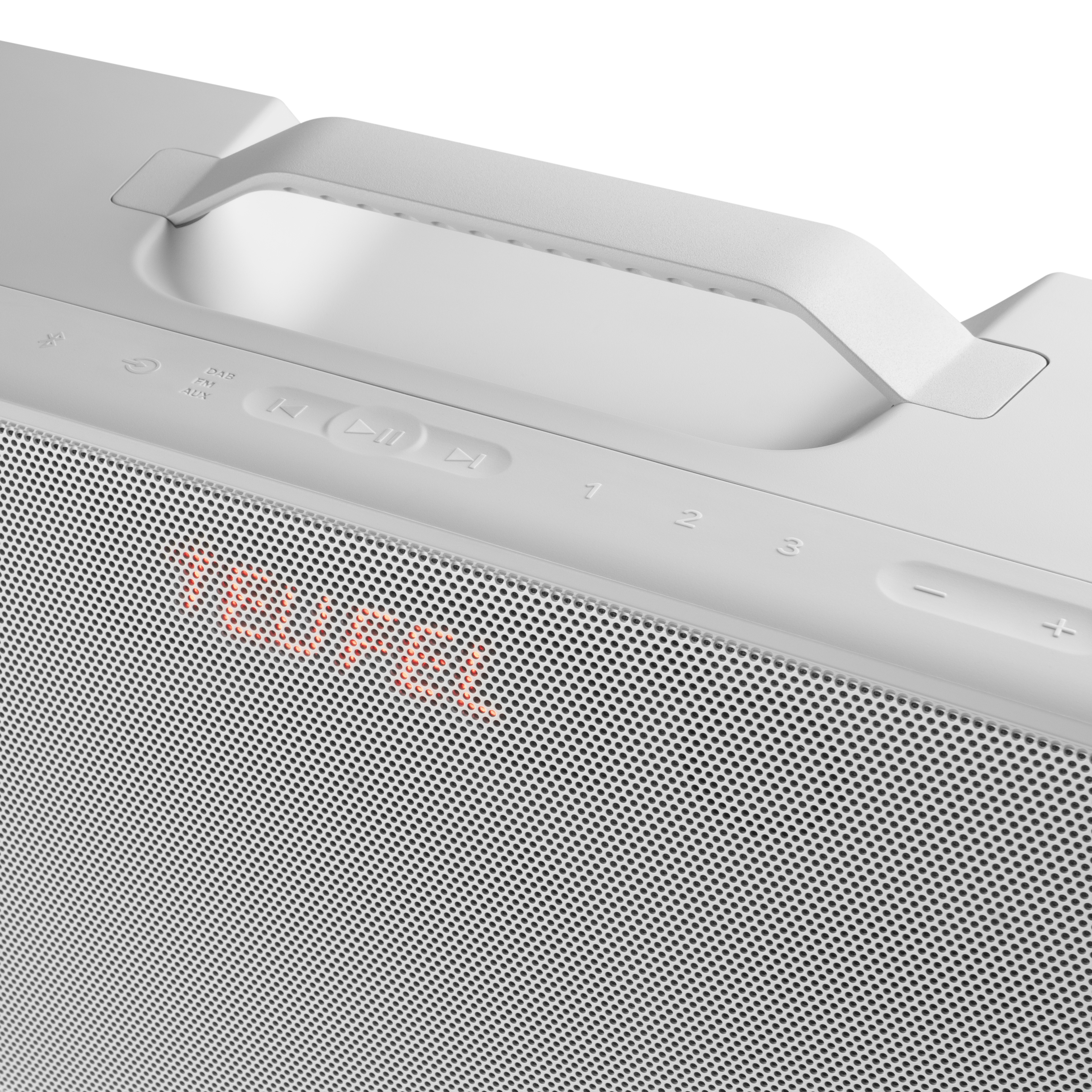 Witte speaker met handvat. Bediening: aan/uit, Bluetooth, afspelen. Display toont "NORMAL" in rood.