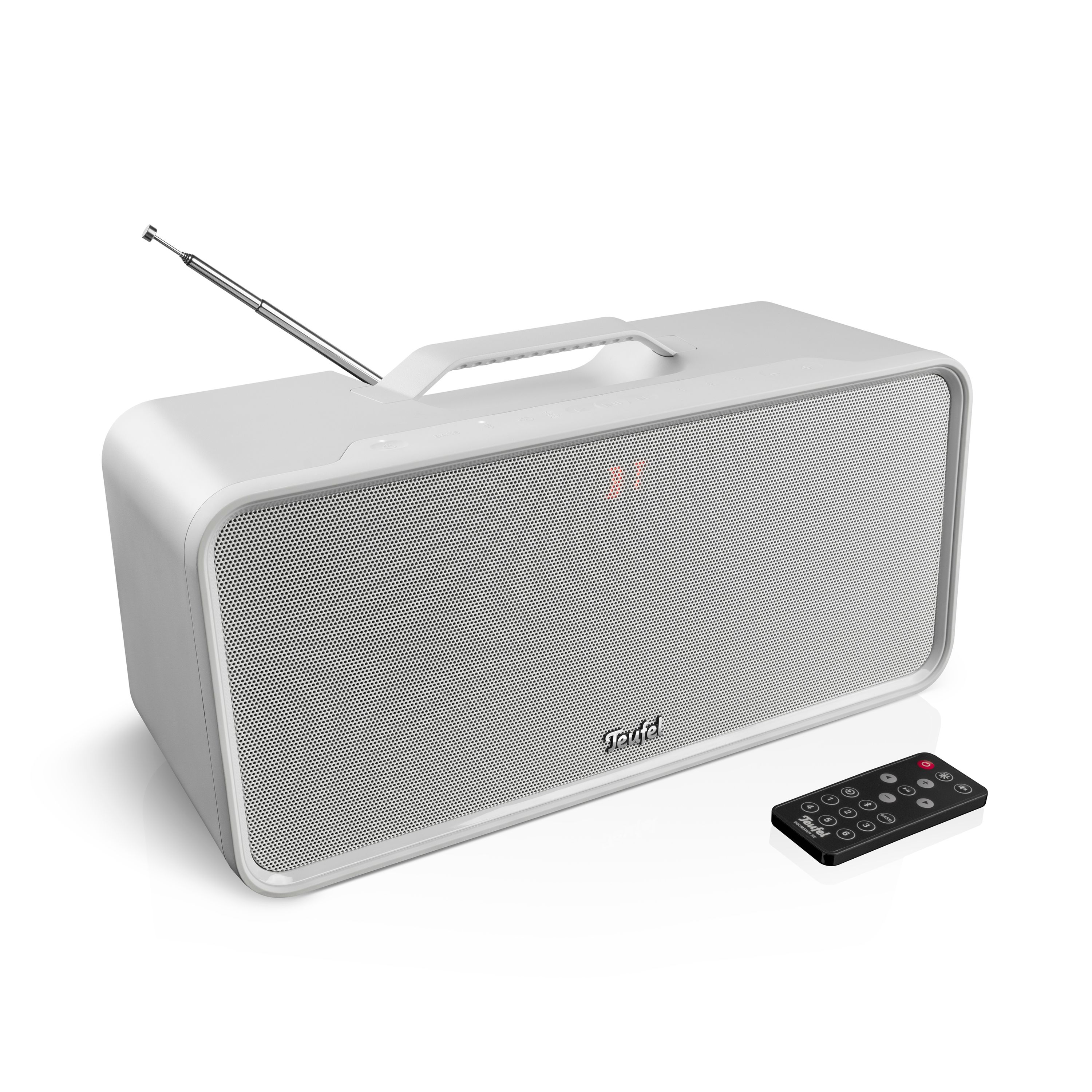 Een witte Teufel radio luidspreker met handvat, antenne en afstandsbediening op een wit oppervlak.