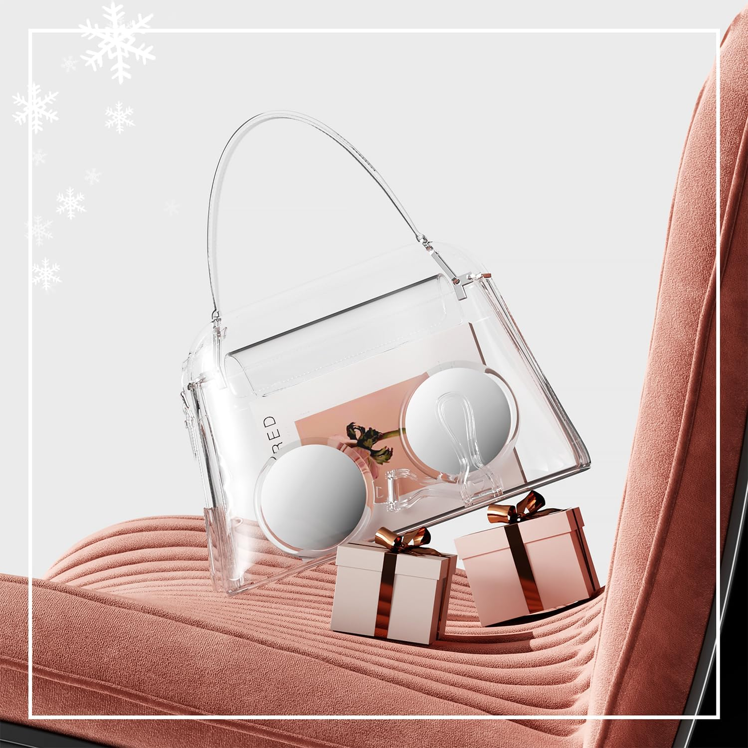 Eine klare Tasche mit zwei runden Spiegeln, zwei rosa Geschenkboxen, einem rosa Stuhl und Schneeflocken im Hintergrund.