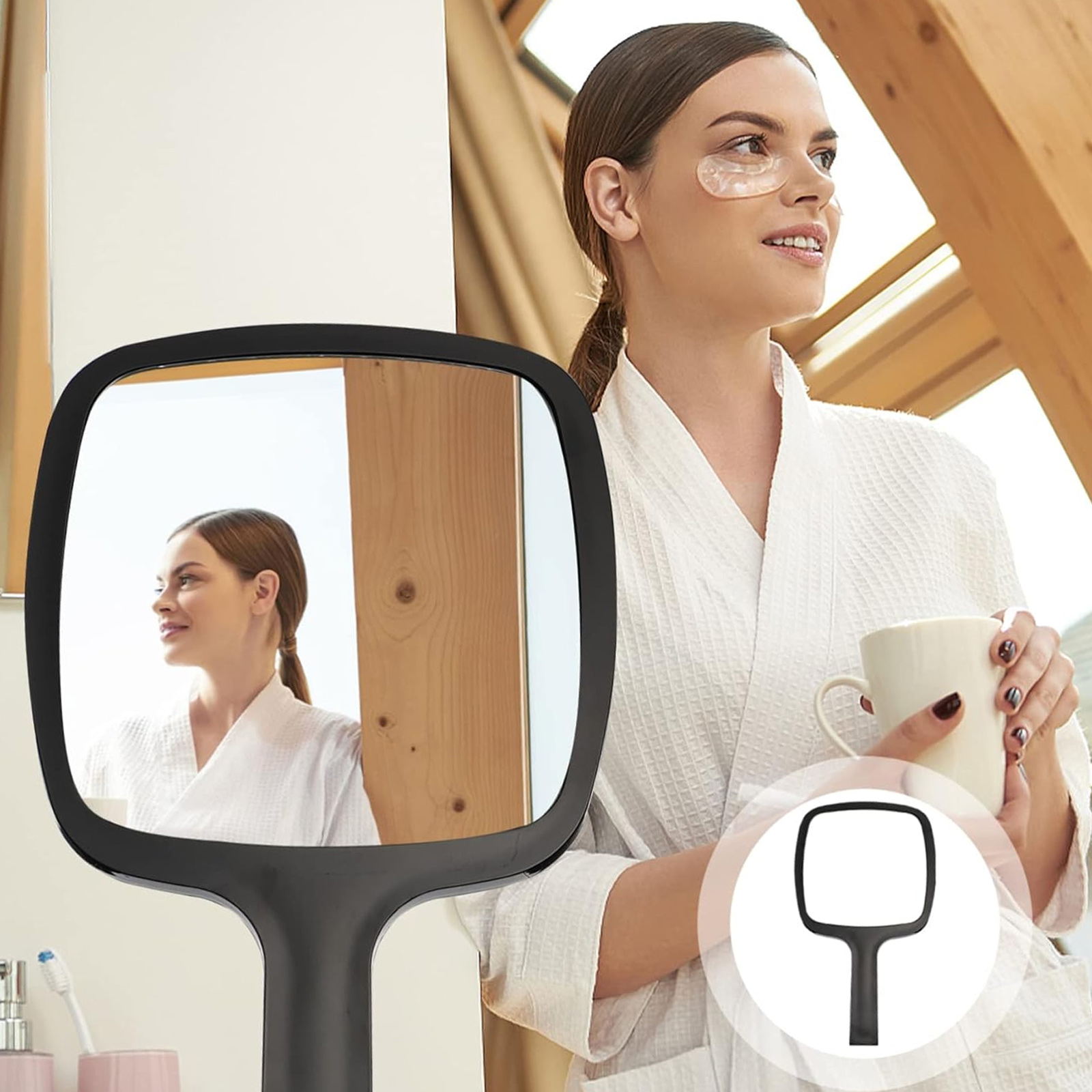 Frau im Bademantel mit Tasse und Spiegel. Sie hat Augenpflaster. Spiegel zeigt Reflexion.