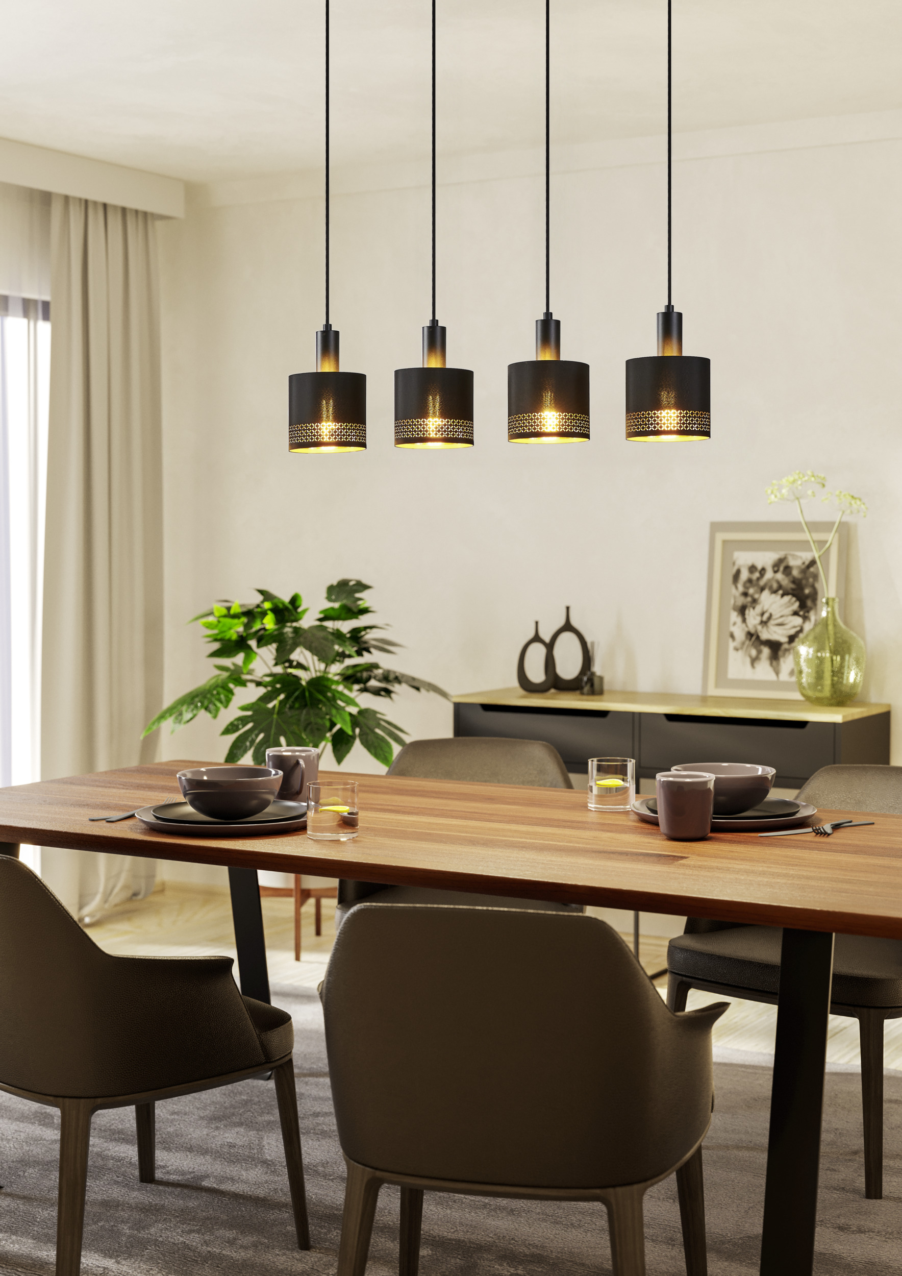 Ein Esszimmer mit Holztisch, Stühlen und Hängelampen. Auf dem Tisch stehen Geschirr und Gläser. Im Hintergrund eine Pflanze.