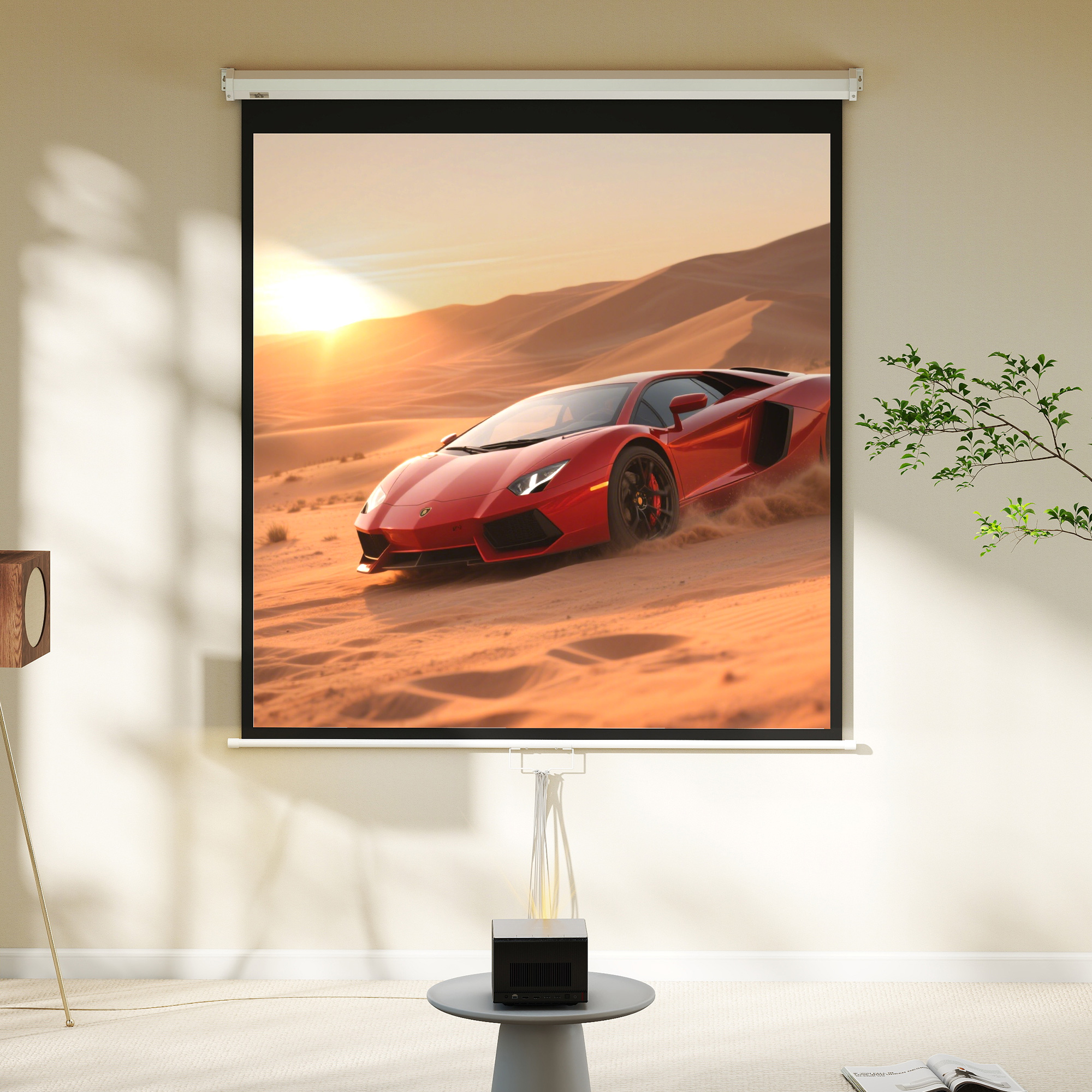 Un coche deportivo rojo corre por un desierto en una pantalla de proyector. Debajo hay un proyector, con plantas a un lado.