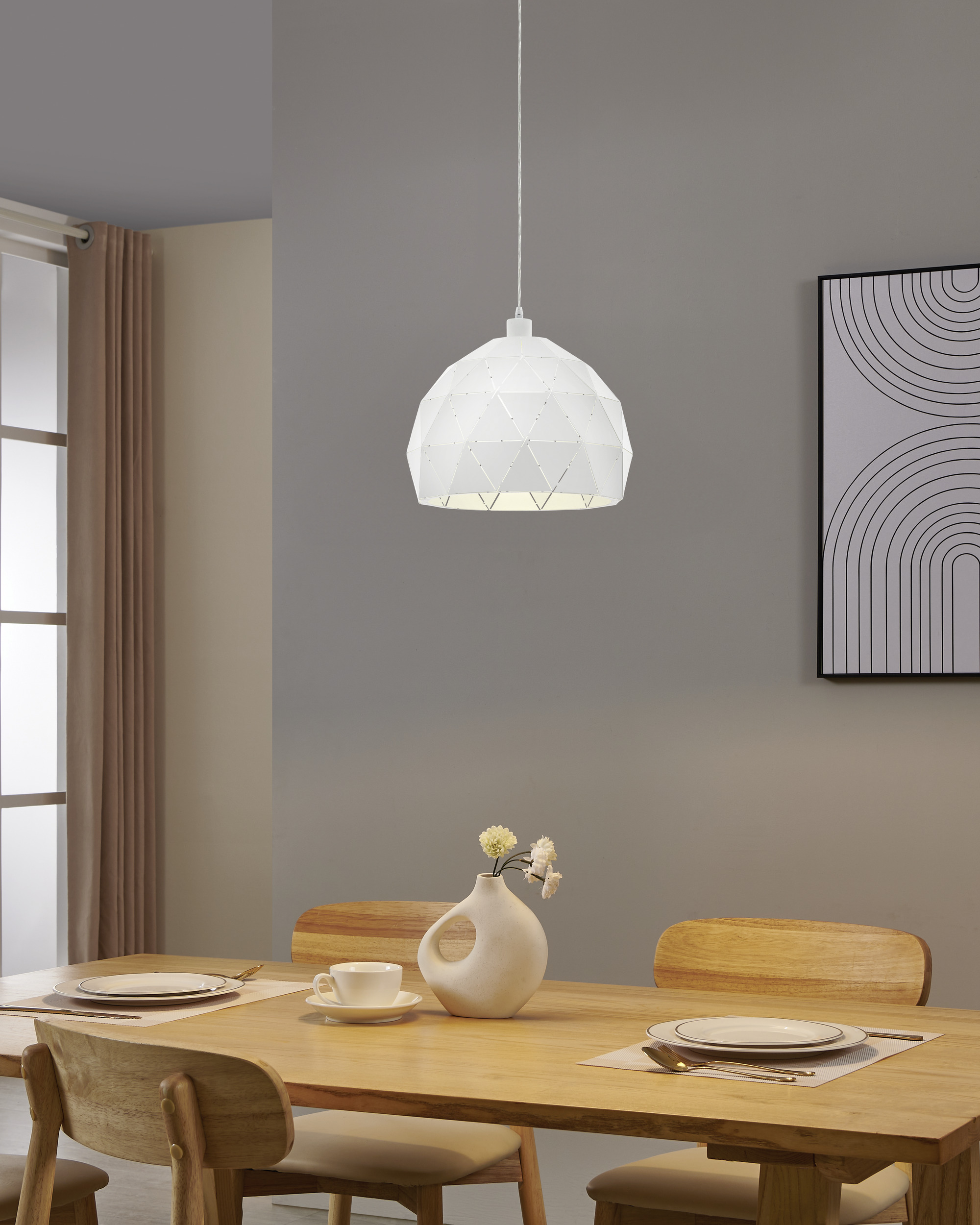 Esszimmer mit weißer geometrischer Pendelleuchte, Holztisch, Stühlen, Vase mit Blumen und Kunst an der Wand.
