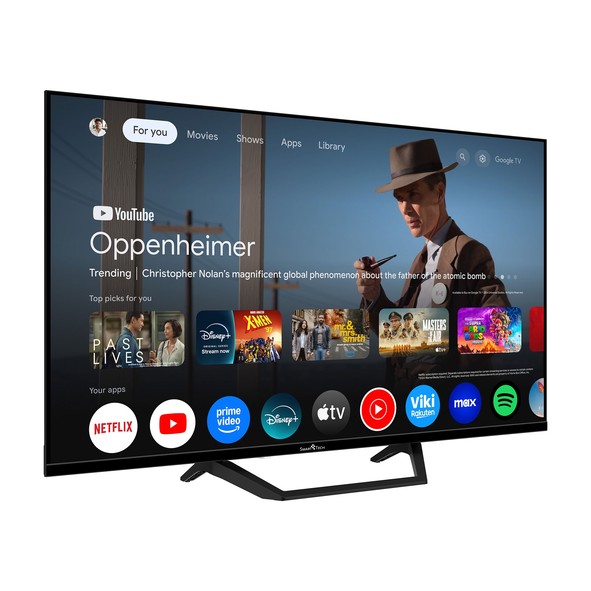 Ein Smart Tech TV zeigt eine YouTube-Oberfläche mit 'Oppenheimer' und App-Symbolen. Im Hintergrund ist ein Mann mit Hut zu sehen.