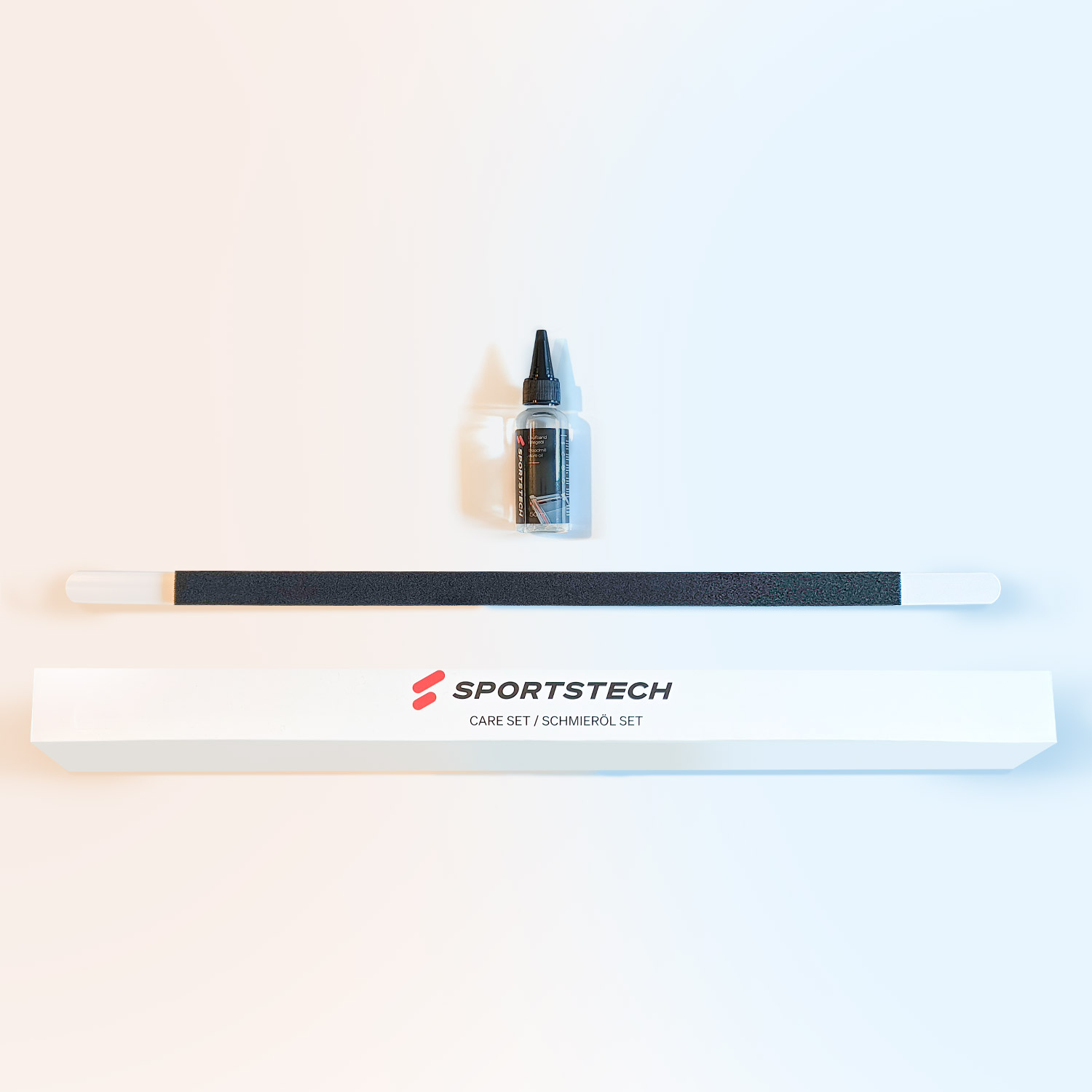 Ein Pflegeset, bestehend aus einer Flasche, einem langen schwarzen Stab und einer weißen Box mit 'SPORTSTECH' auf weißem Hintergrund.