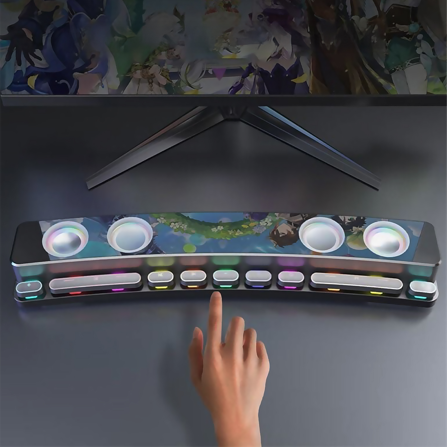 Una mano tocca un pannello di controllo con luci luminose. Un monitor con un'immagine colorata è sullo sfondo.