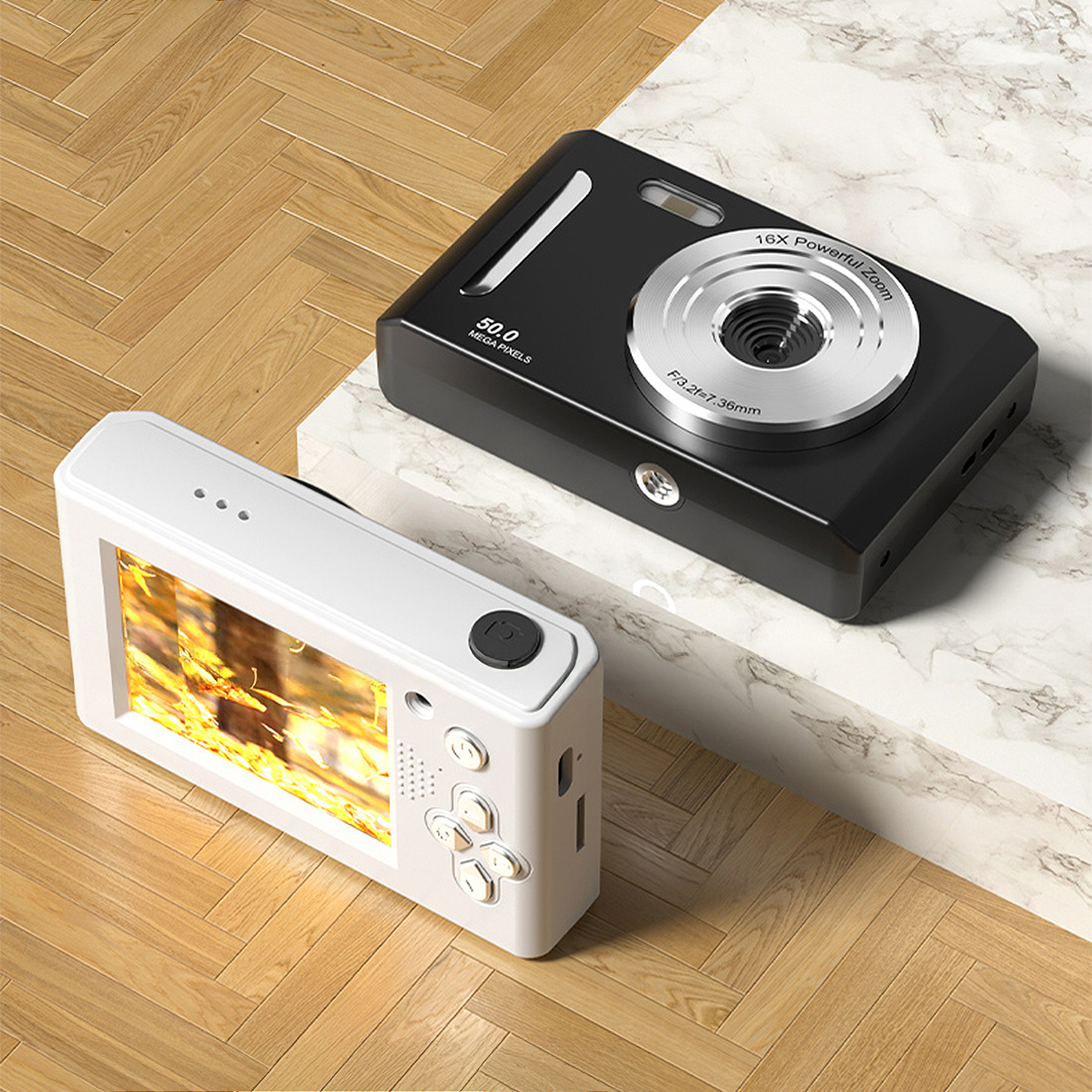 Due fotocamere digitali, una nera e una bianca, su una superficie di legno e una lastra di marmo. La fotocamera nera ha un obiettivo grande.