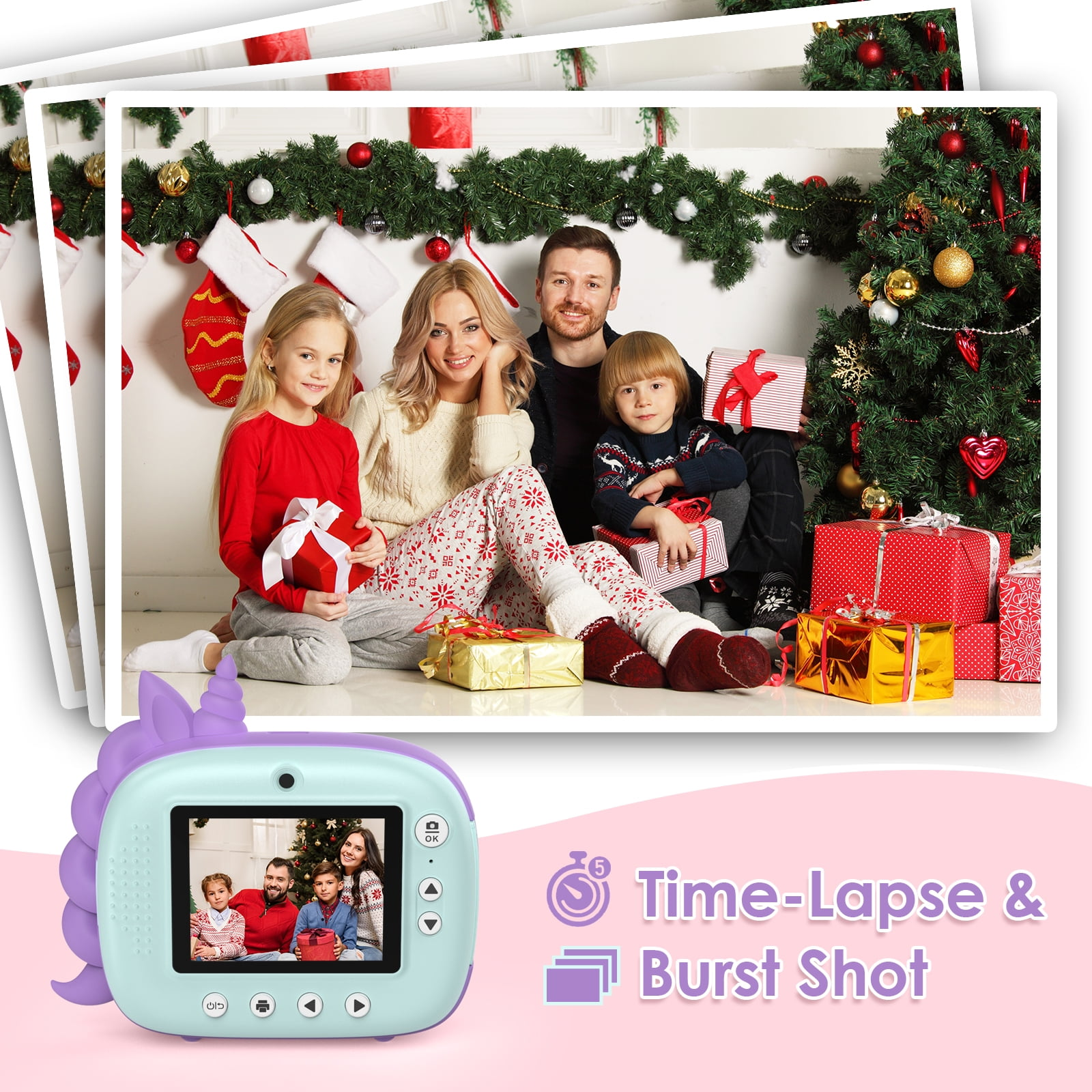 Familie mit Geschenken neben einem Weihnachtsbaum. Eine Kinderkamera befindet sich im Vordergrund, und das Bild zeigt Time-Lapse & Burst Shot.