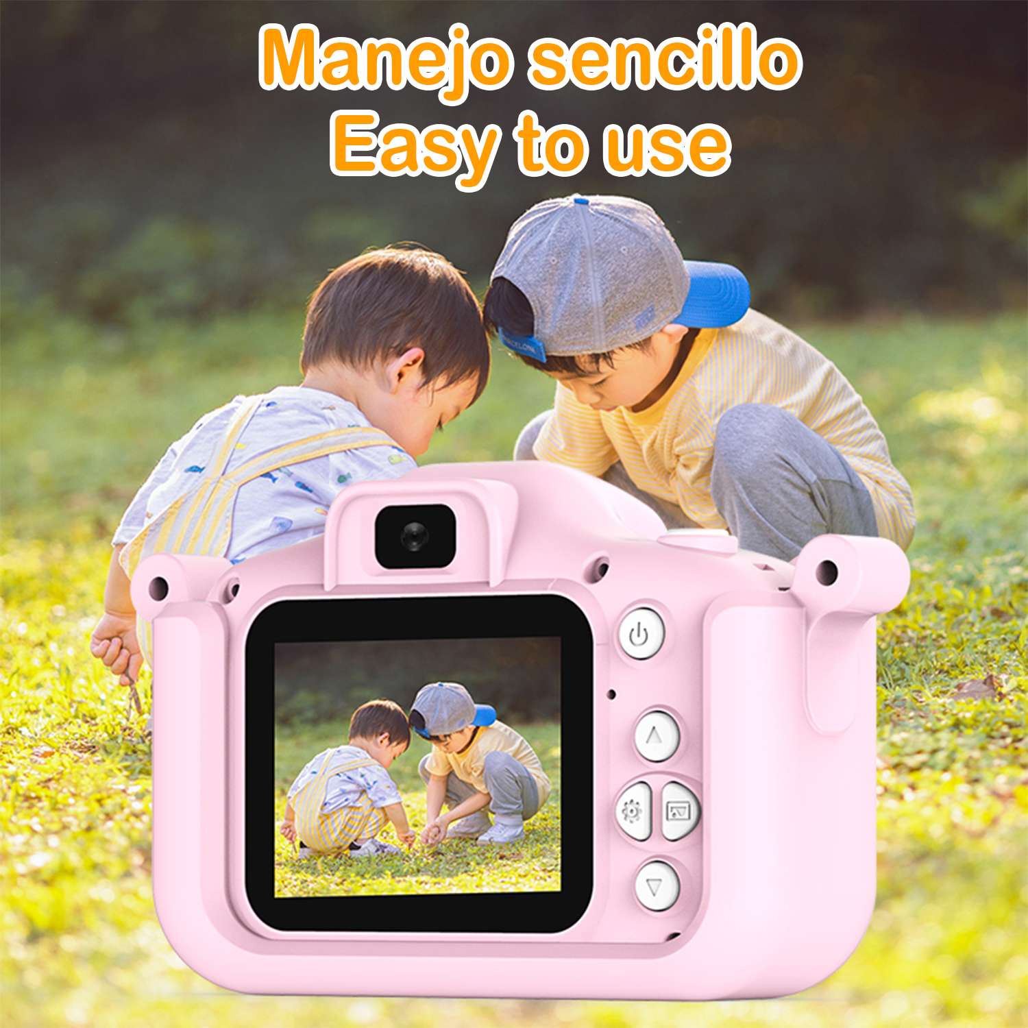Due bambini che giocano nell'erba si riflettono sullo schermo di una fotocamera rosa. Il testo sopra recita 'Facile da usare'.