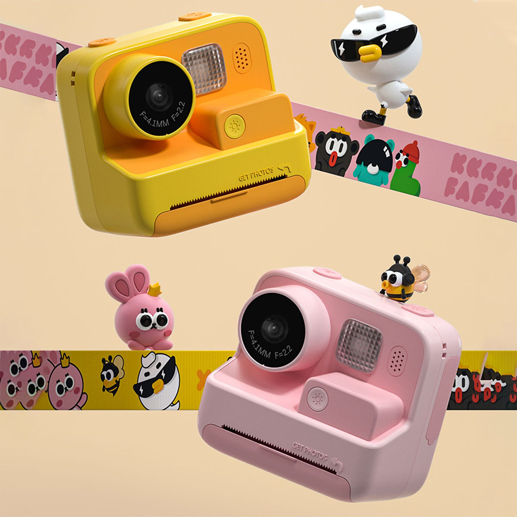 Zwei Spielzeugkameras, gelb und rosa, mit Cartoonfiguren und dekorativen Bändern auf hellem Hintergrund.