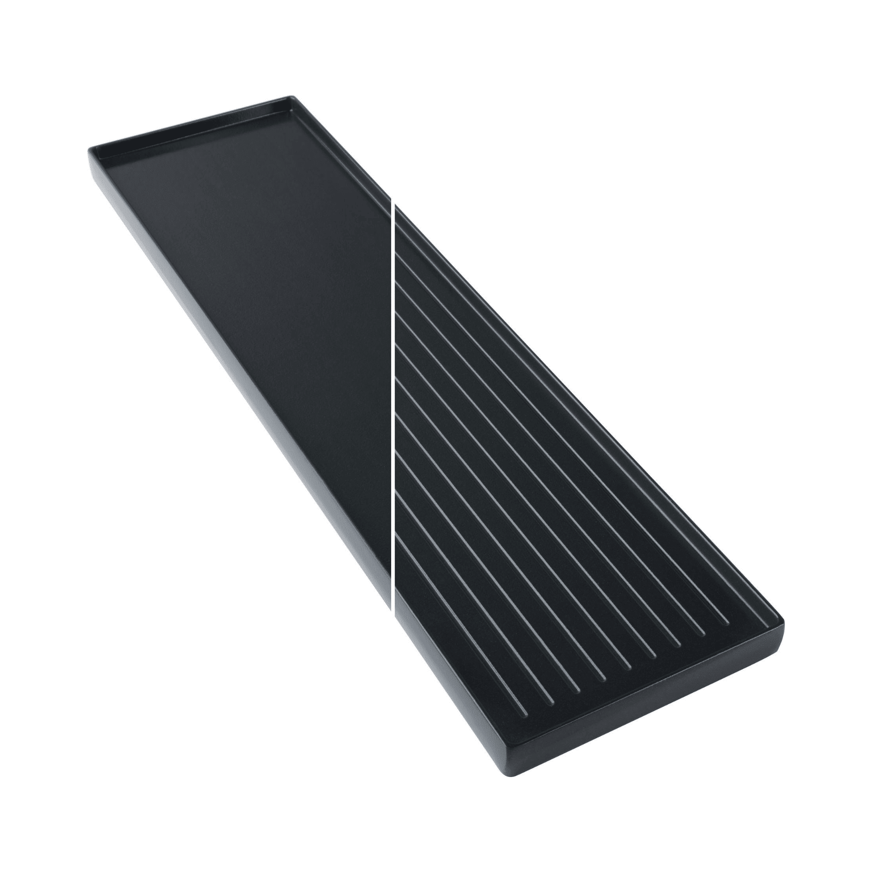 Ein rechteckiges, schwarzes Tablett ist abgewinkelt. Die eine Hälfte ist glatt, die andere hat parallele Rillen.