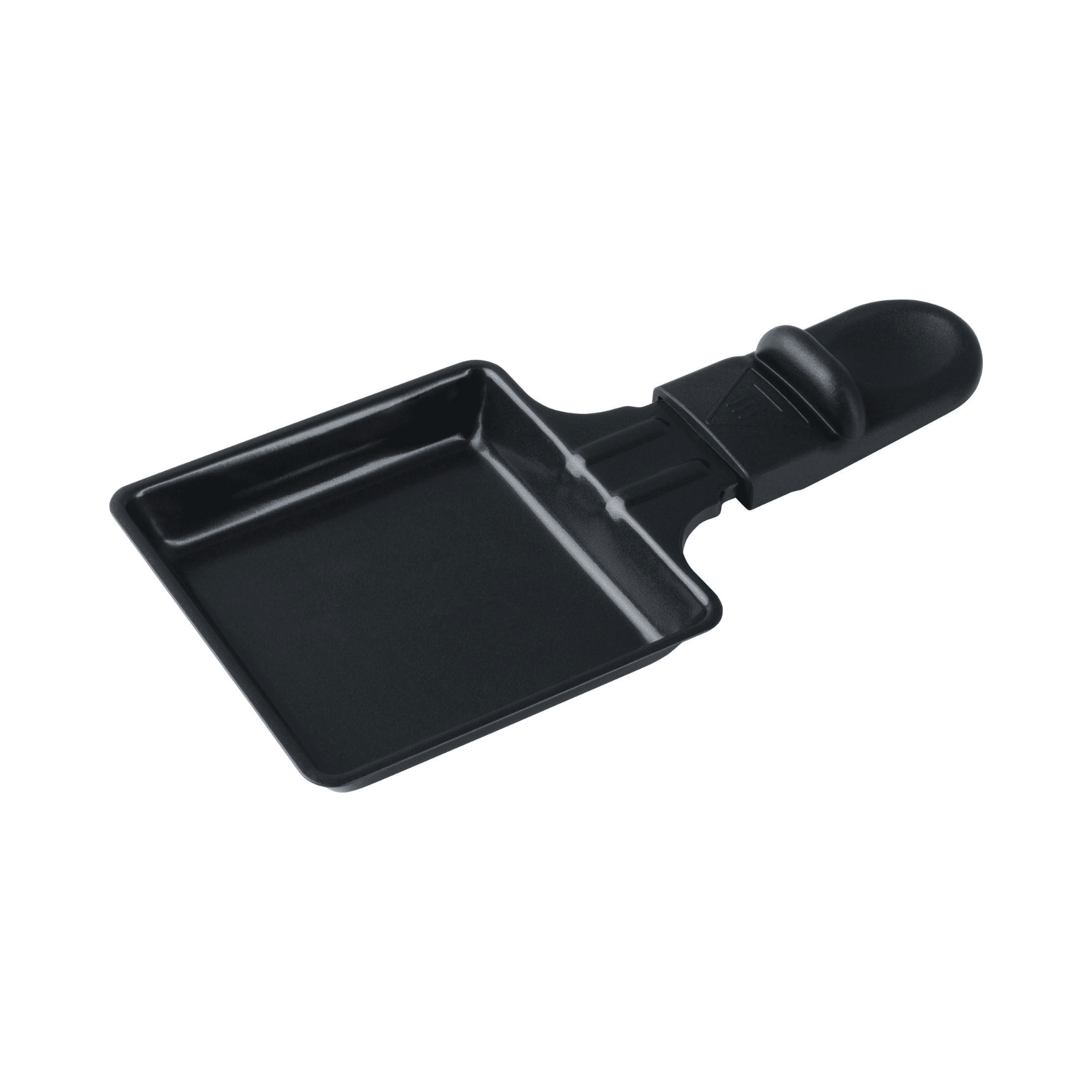 Eine schwarze Raclette-Grillpfanne auf weißem Hintergrund. Es hat einen Griff und ist leer.